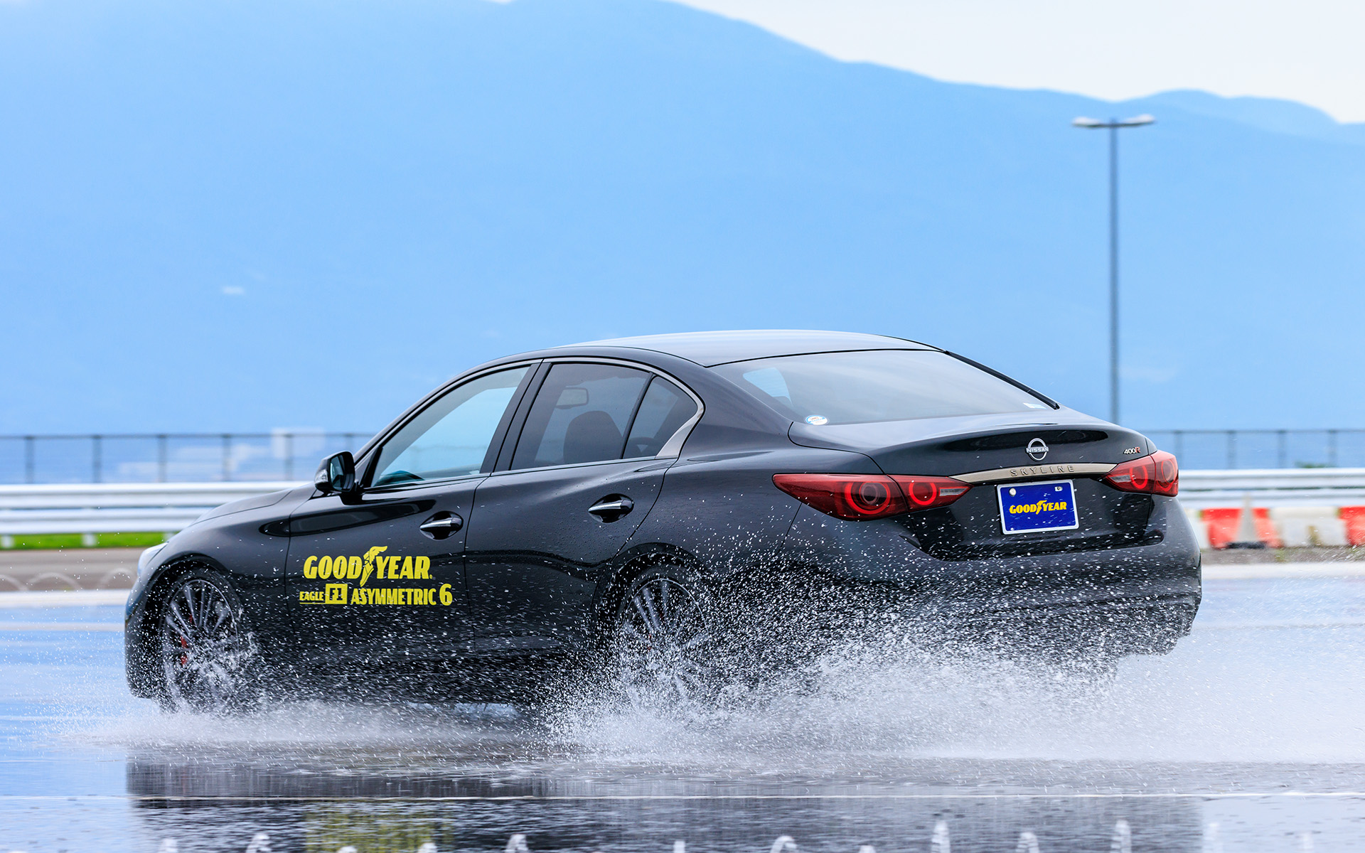 テスト車両は日産「スカイライン400R」