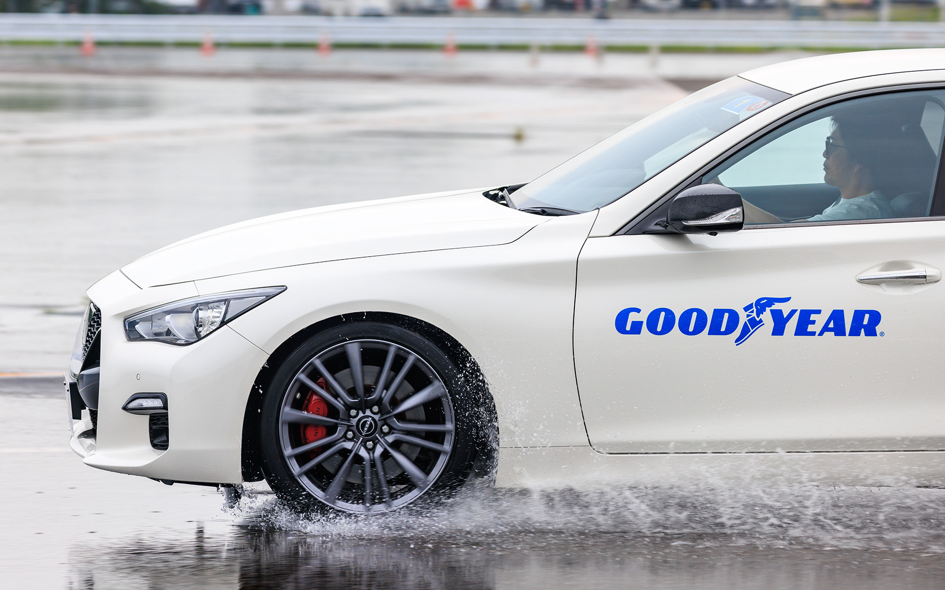 アシメトリック5ほうがグリップの途切れ方が唐突に感じた