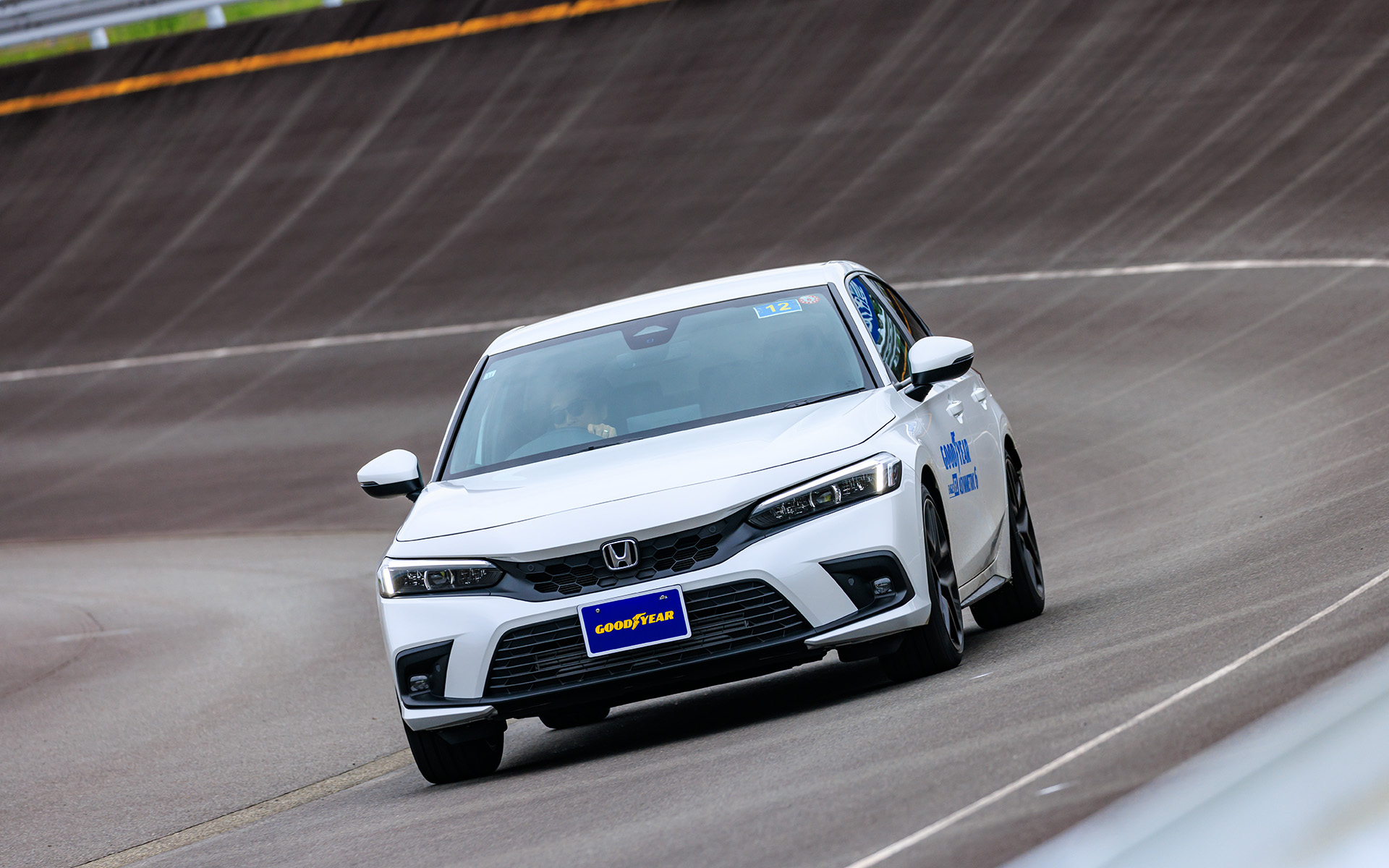 ドライハンドリングは、アバルト「500」、トヨタ「GR86」、ホンダ「シビック e：HEV」の3台