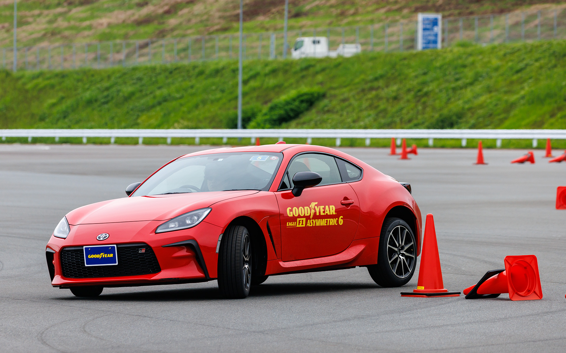 ドライハンドリングでは、100km/hで高速バンクを抜け、直線からのブレーキング。約50km/hでダブルレーンチェンジとパイロンターンを2回行なった