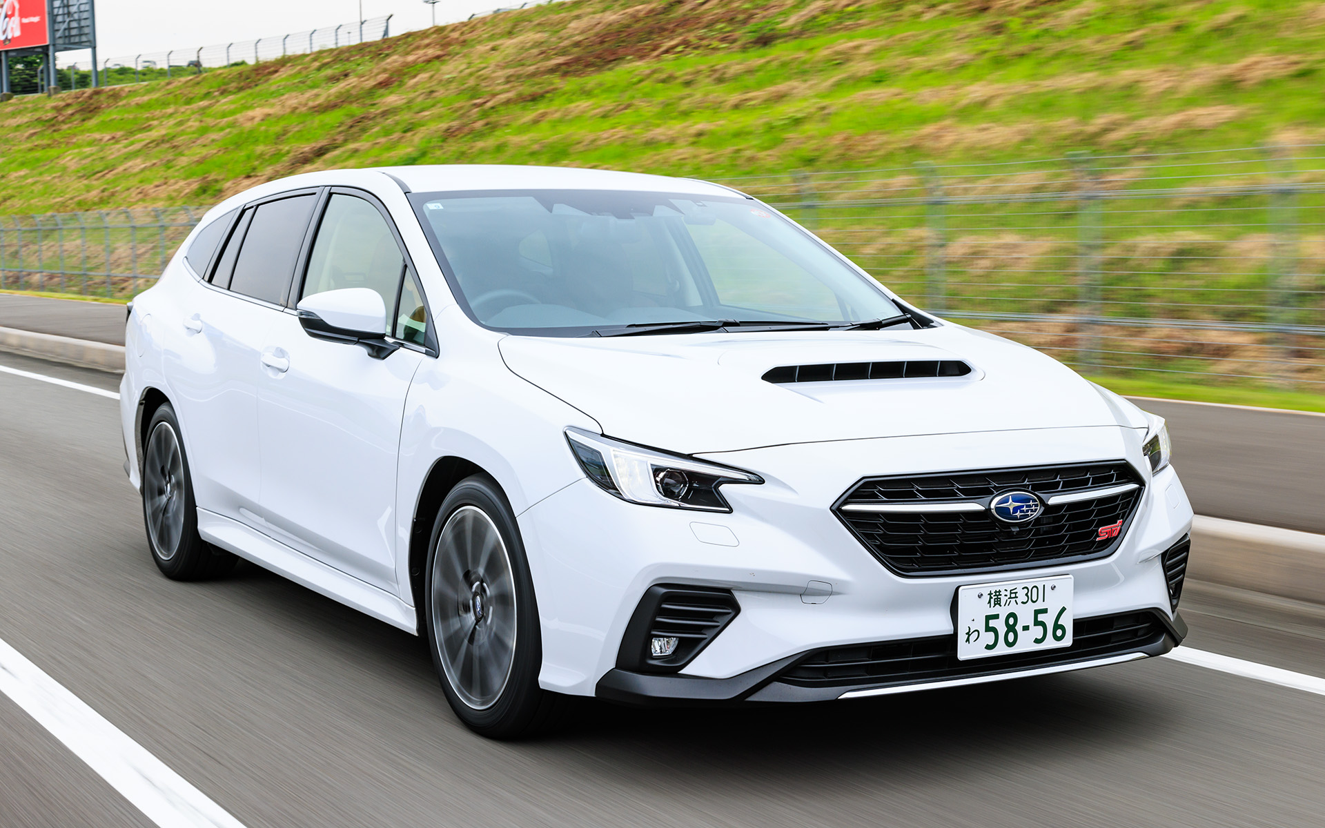 一般道はスバルの「レヴォーグ」で試乗を行なった