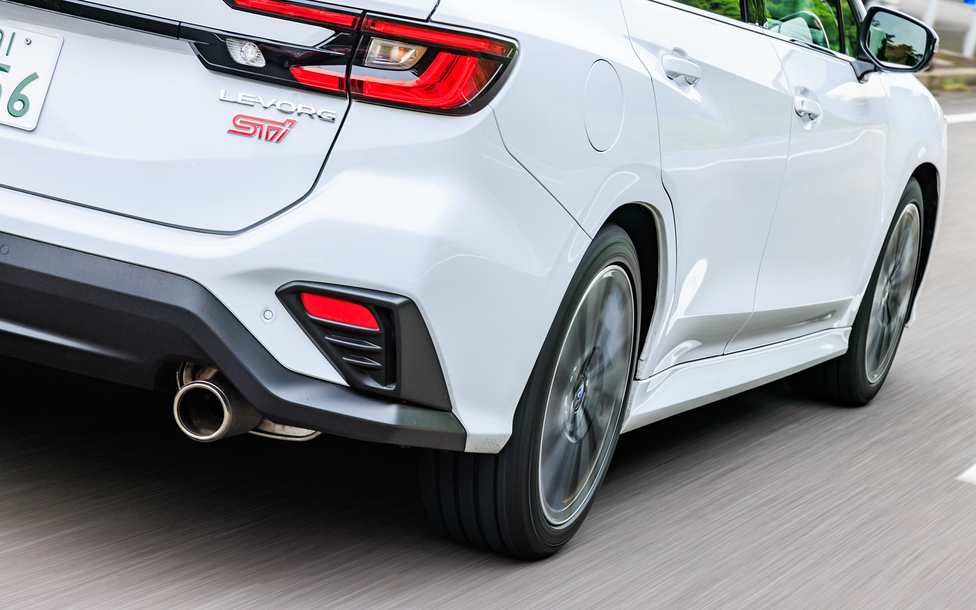 タイヤ側面の空気の流れも低減させ、燃費や電費に貢献するそうだ