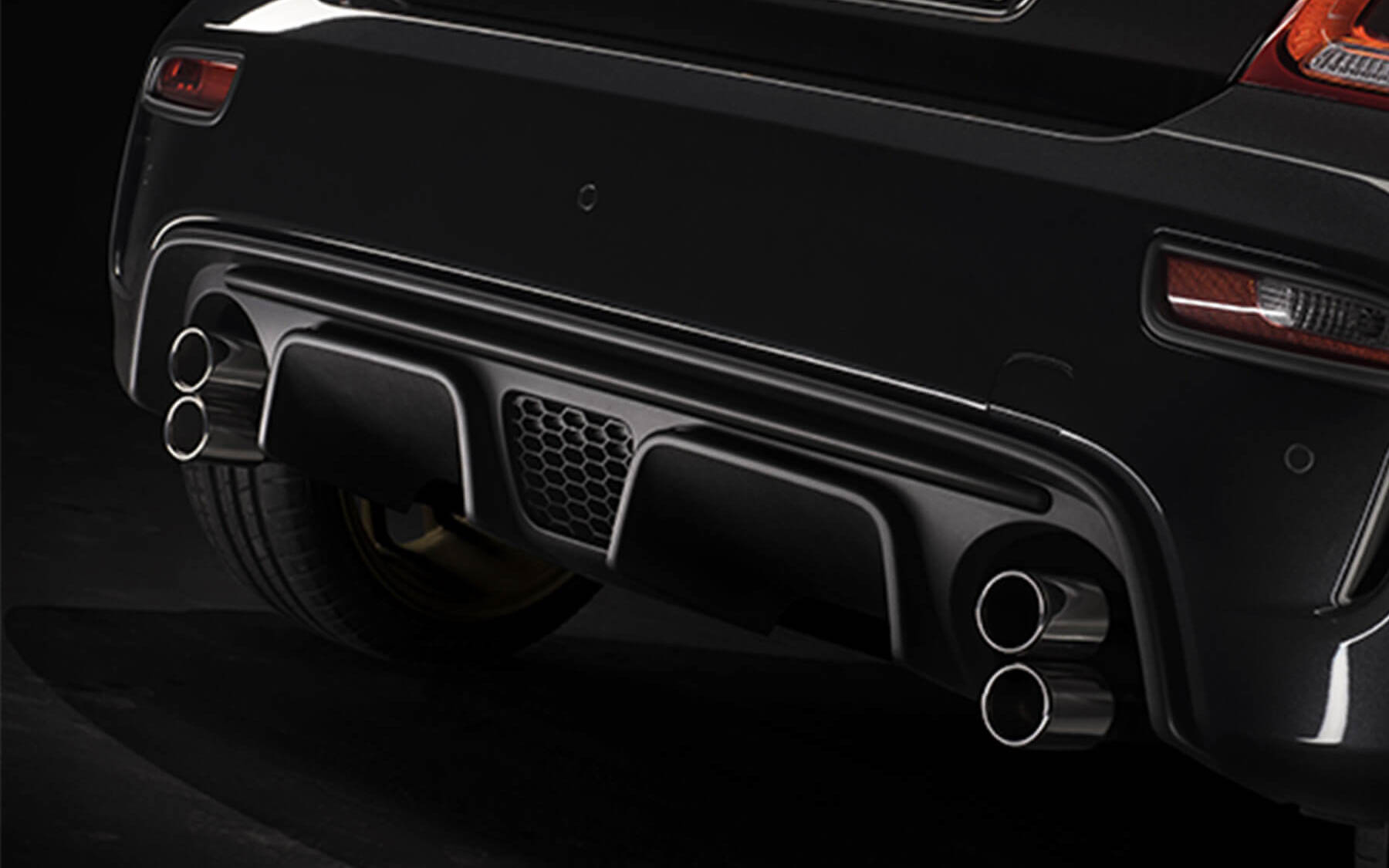 エンジンの吹け上がりと呼応し、刺激的なサウンドを奏でるハイパフォーマンスエキゾーストシステム“レコードモンツァ”も健在