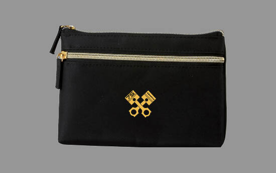 プレゼントの「アバルト オリジナル ポーチ」。サイズは約180×120×20mm