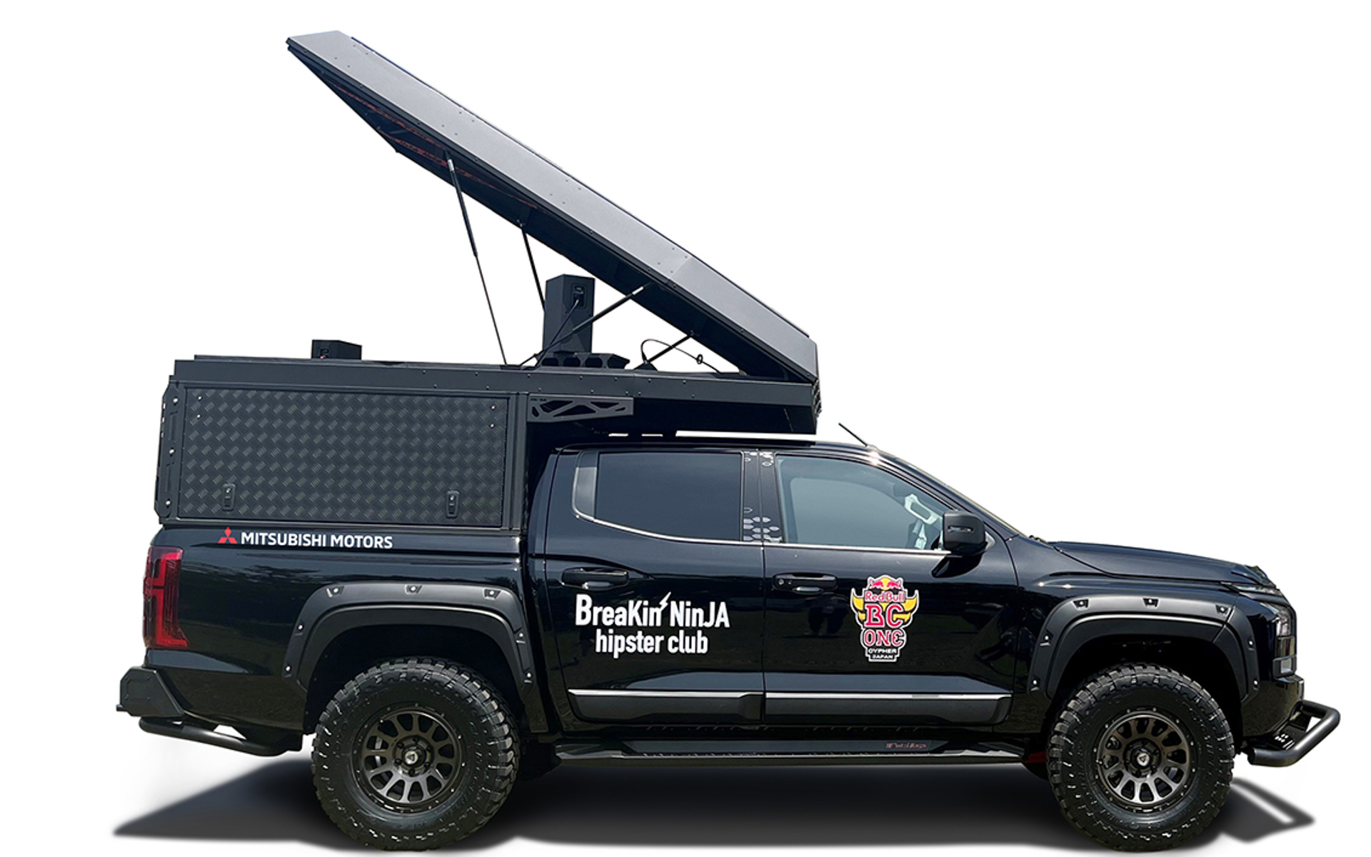 荷台にDJブースを搭載した新型「トライトン」のイベントカー