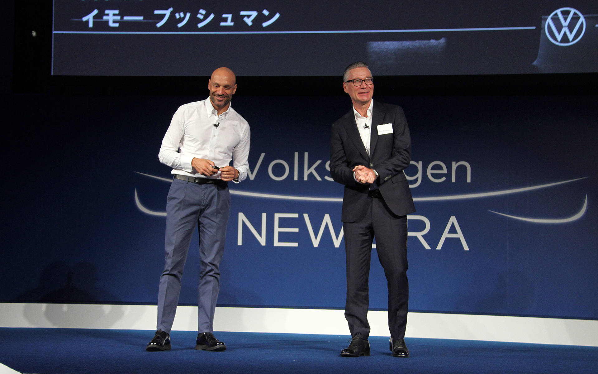 会場ではフォルクスワーゲン ジャパンでブランドディレクターを務めるアンドレア・カルカーニ氏（左）がフォルクスワーゲン グループ イタリアに再赴任することがアナウンスされ、新たに任命されたイモー・ブッシュマン氏（右）があいさつを行なった