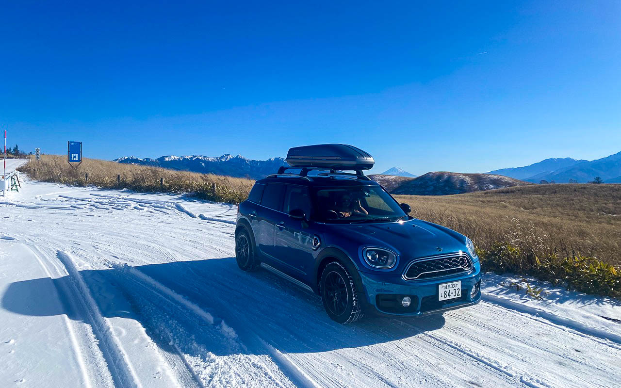 MINI純正アクセサリーのルーフキャリアとルーフボックスを装着したばかりのわが家のMINIクロスオーバー。スキー道具一式と愛犬の荷物をたっぷり積むことができ、便利に使っていたのですが……