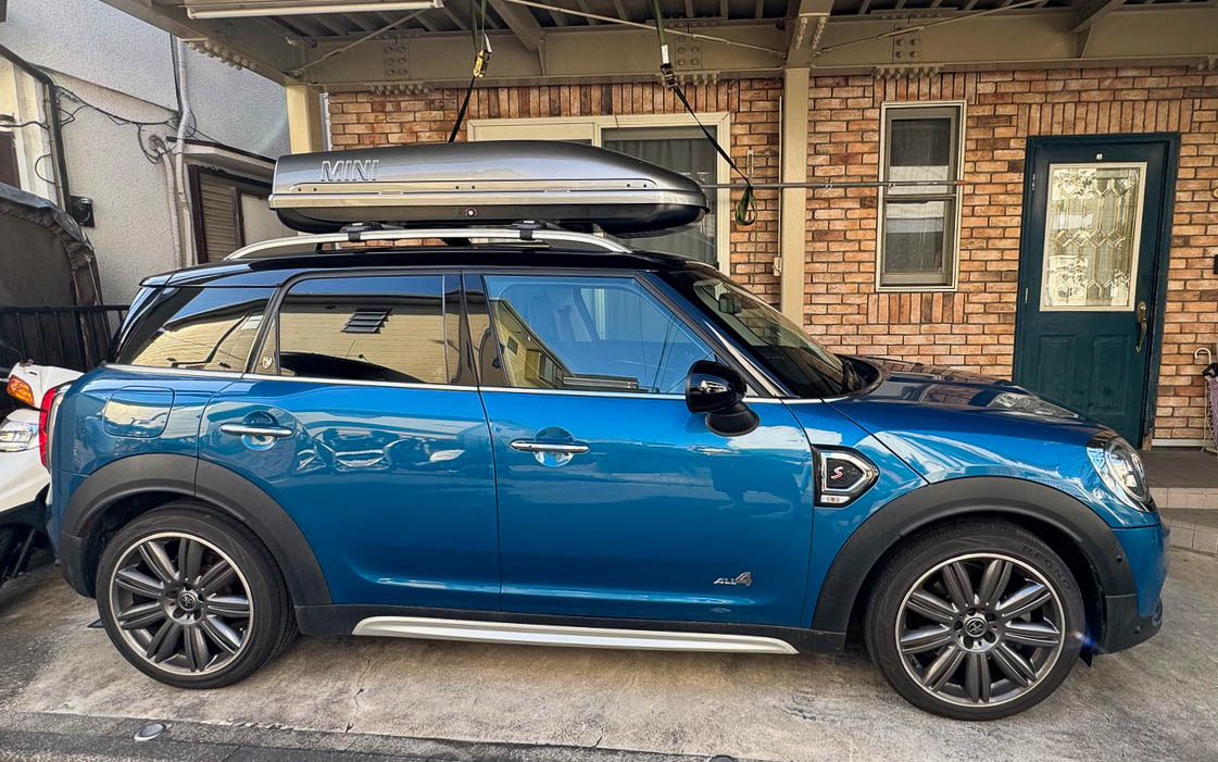 薄型のTHULEルーフラックシステムに付け替えた姿がこちらです。どうです？　かなり低くなったのがお分かりいただけるでしょうか？　なぜか、純正のものよりちょっと風切り音がうるさくなってしまったのですが、多くの立体駐車場に入れるようになって大満足です