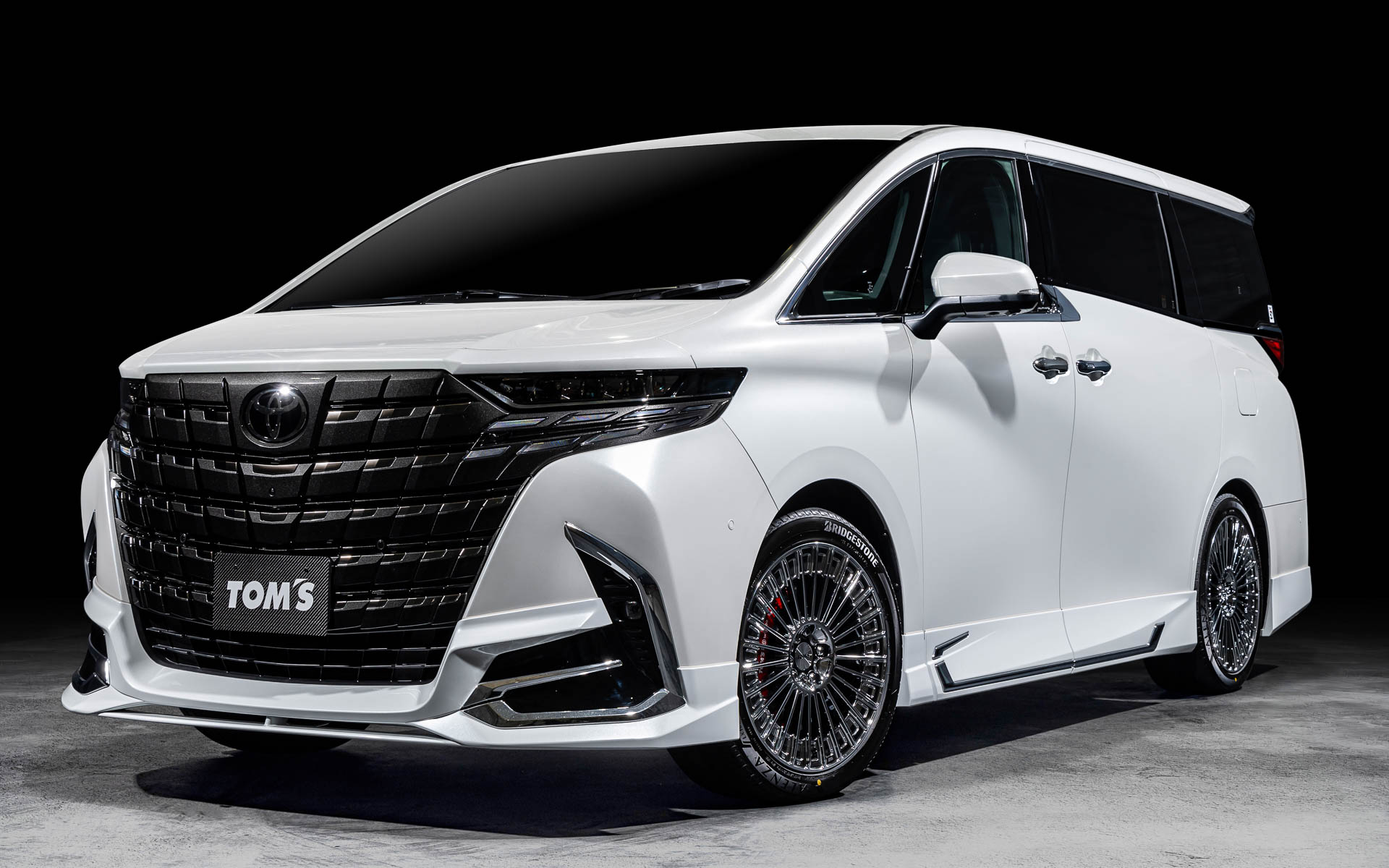 「TOMS'S スタイリングパーツセット」と専用アルミホイール「TWF05」の装着イメージ（フロント）