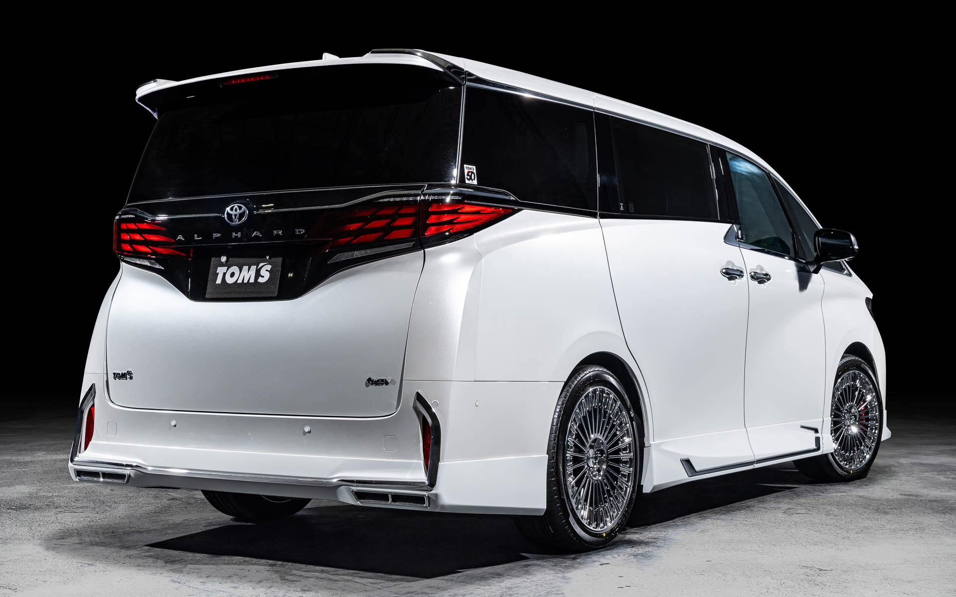 TOMS'S スタイリングパーツセットと専用アルミホイールの装着イメージ（リア）。塗装済パーツは「プラチナホワイトパールマイカ」のみを設定