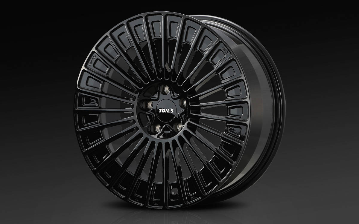 専用アルミホイール「TWF05」はグロスブラック（左）とスパッタリング（右）の2色を設定。別途、タイヤとホイールナットの購入が必要で、推奨タイヤサイズは235/45R20