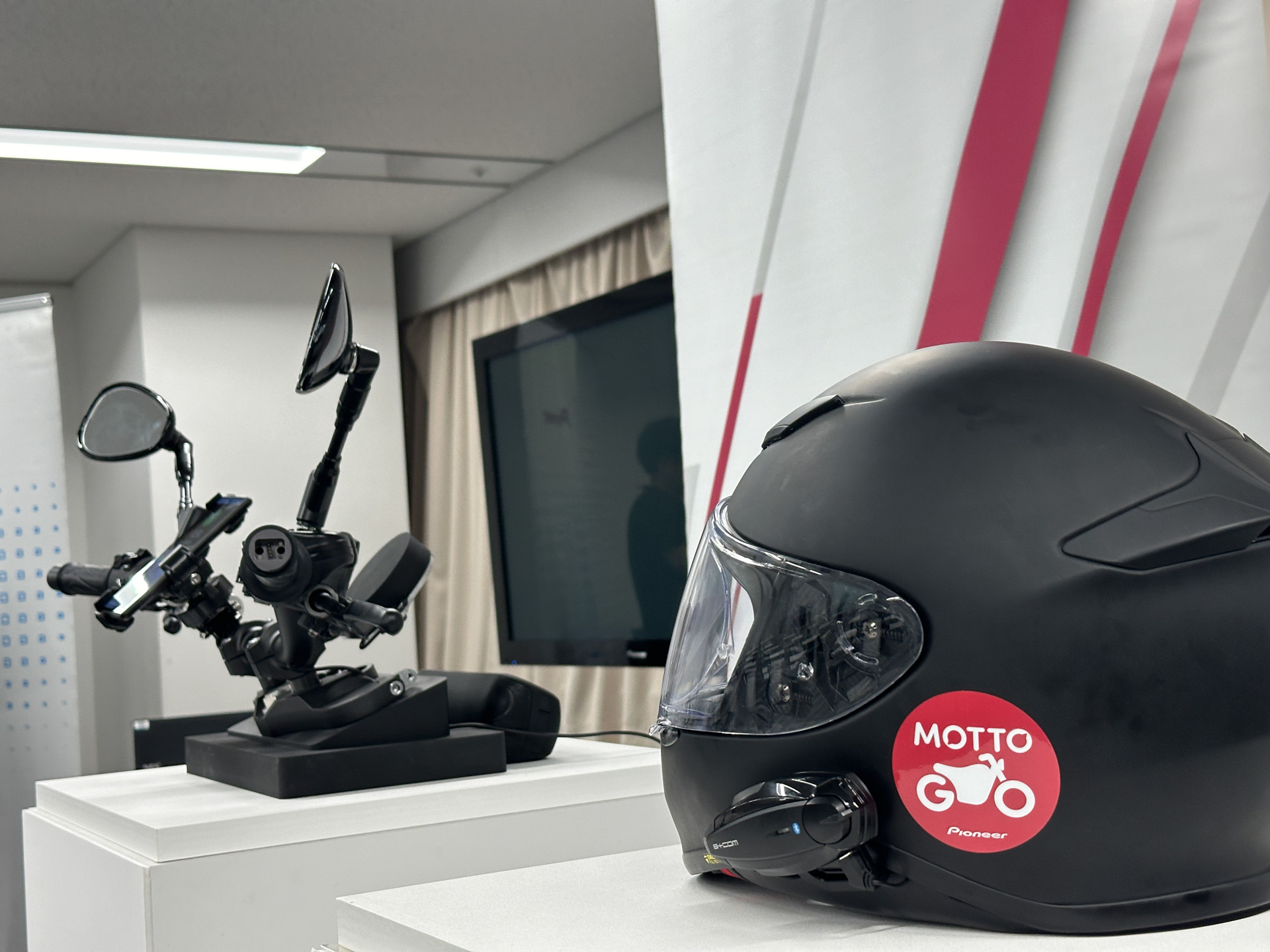 ヘルメットに装着したインカム（別途用意）を通じて音声案内を提供