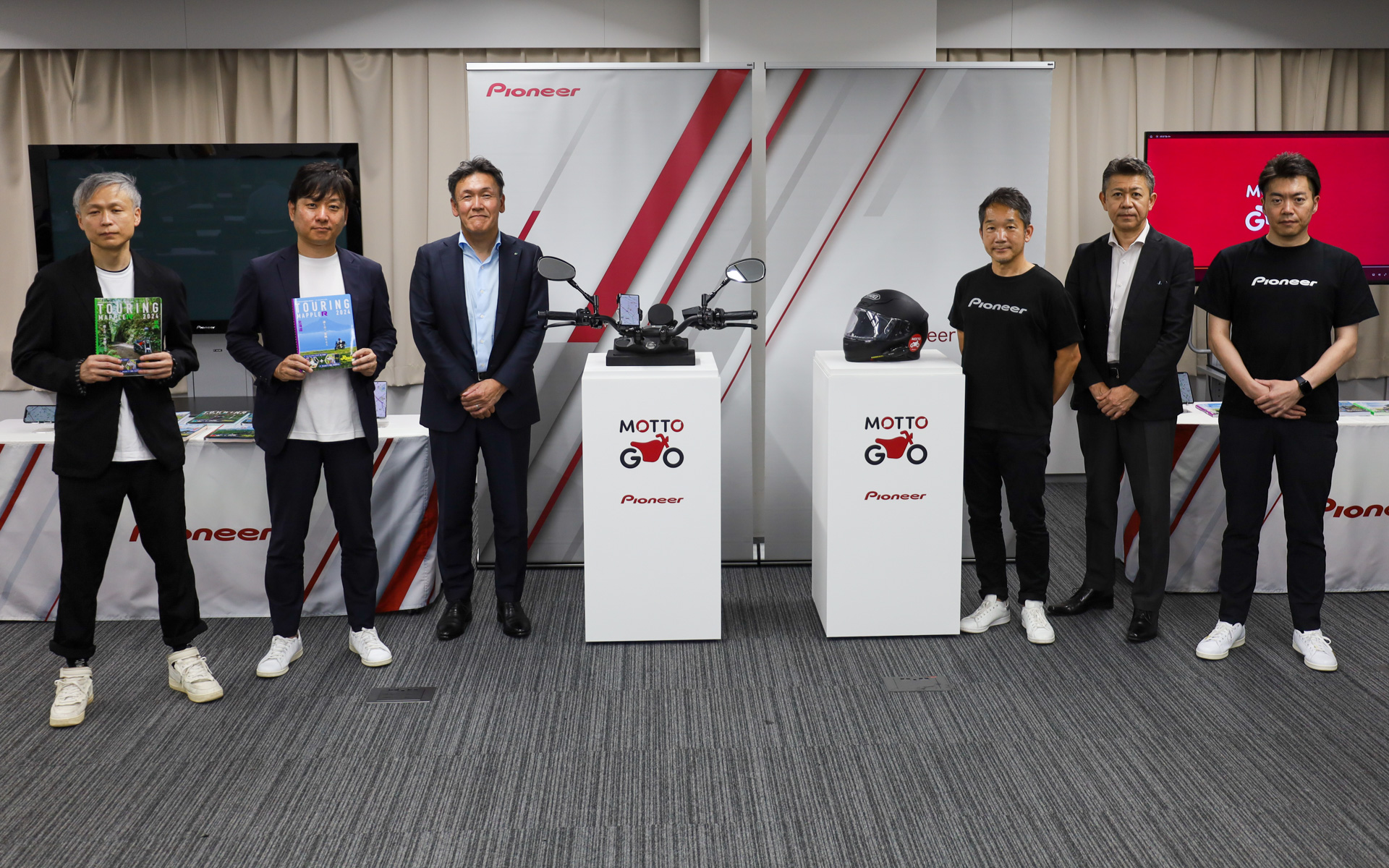 写真左からパートナー企業として参加した株式会社昭文社 ソリューション事業本部長 井澤宏明氏、株式会社マップル 取締役 営業本部長 信田宏之氏、株式会社ゼンリン 執行役員 モビリシティ事業本部長 古屋貴雄氏。写真中央左から、パイオニア株式会社のモビリティサービスカンパニー プロダクト統括G プロダクトマネジメントチームマネージャー 小川和也氏、常務執行役員 モビリティサービスカンパニー CEO 細井智氏、ビリティサービスカンパニー プロダクト統括G 統括部長 松山雄一郎氏