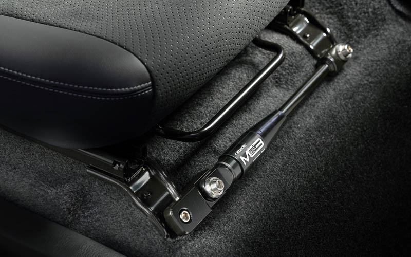 ハイエース向け「モーションコントロールビーム［フロントシートフレーム］」装着イメージ