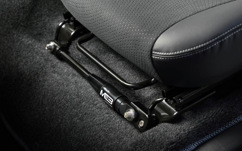 シートレールの前側に取り付けるだけでフロントサスペンションにも効果を発揮するという