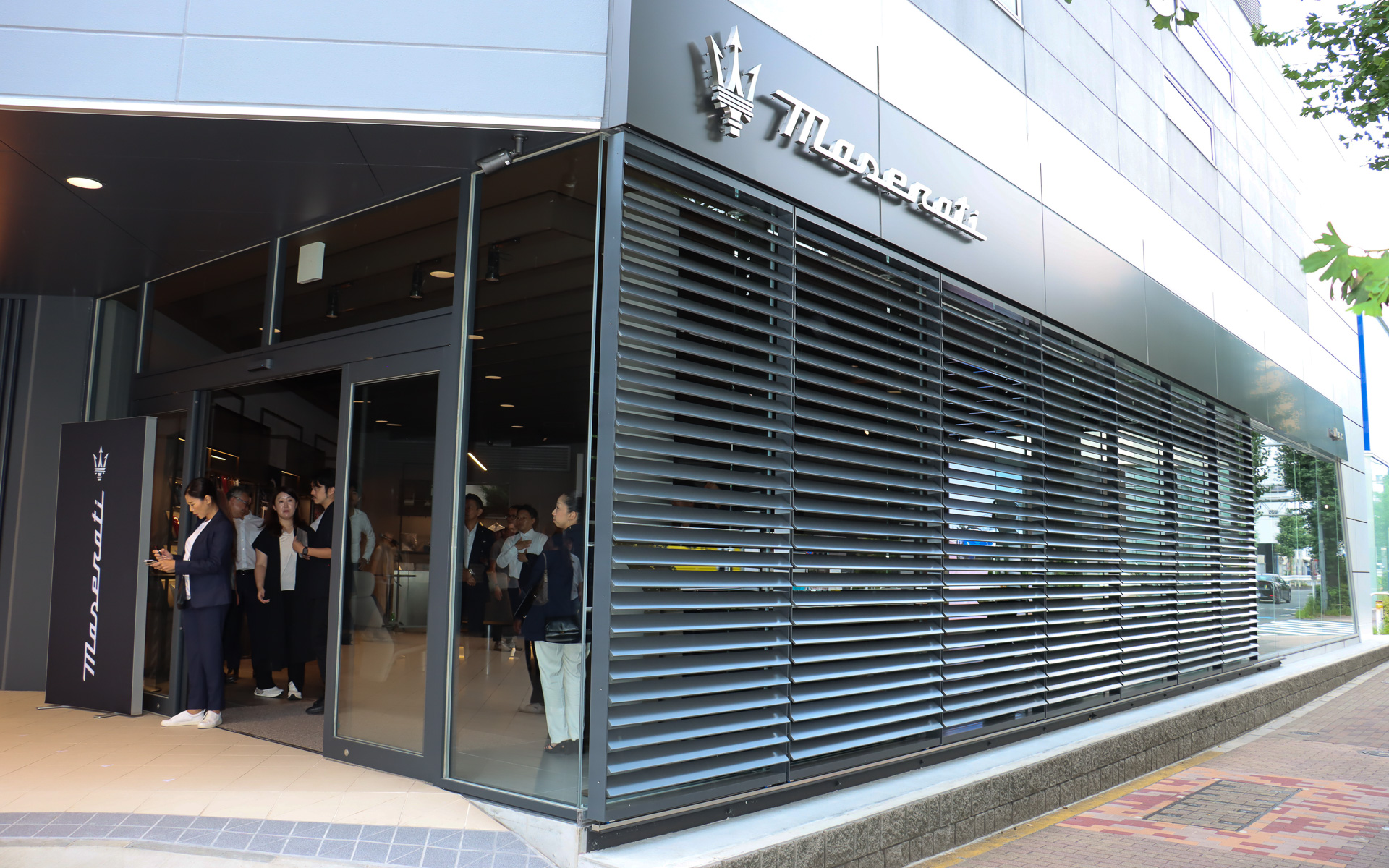 大通りである目黒通りに面したショールームスペースを半分ほど敢えて遮り、「ヒーローカー」と位置付けた車両1台だけをアピールする独自の取り組みを行なっている