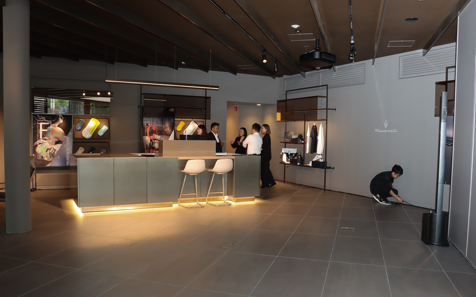 “アートギャラリーをイメージした”というマセラティ目黒のショールーム