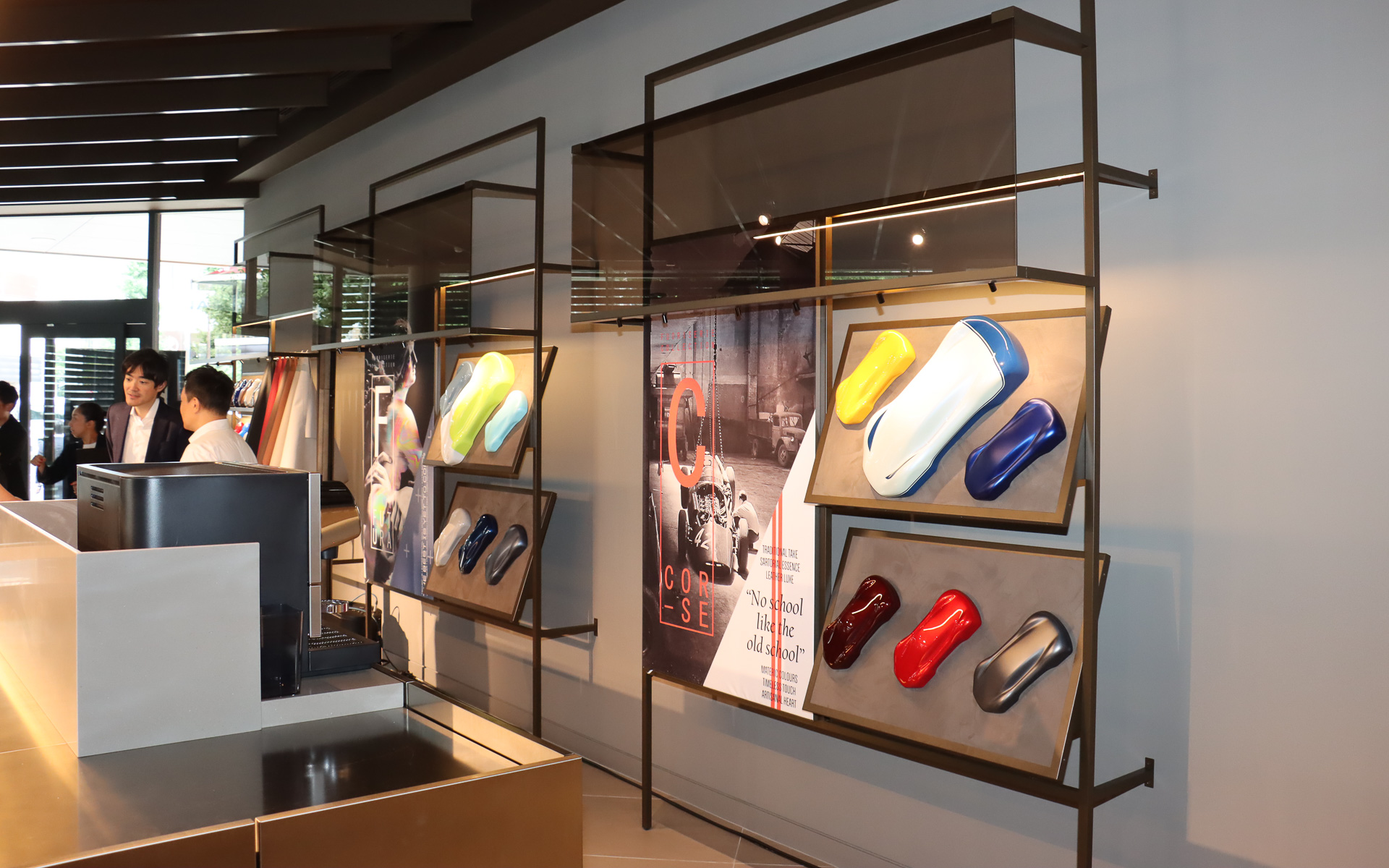 内外装で選択できるカラーリングや素材のサンプルを多数展示