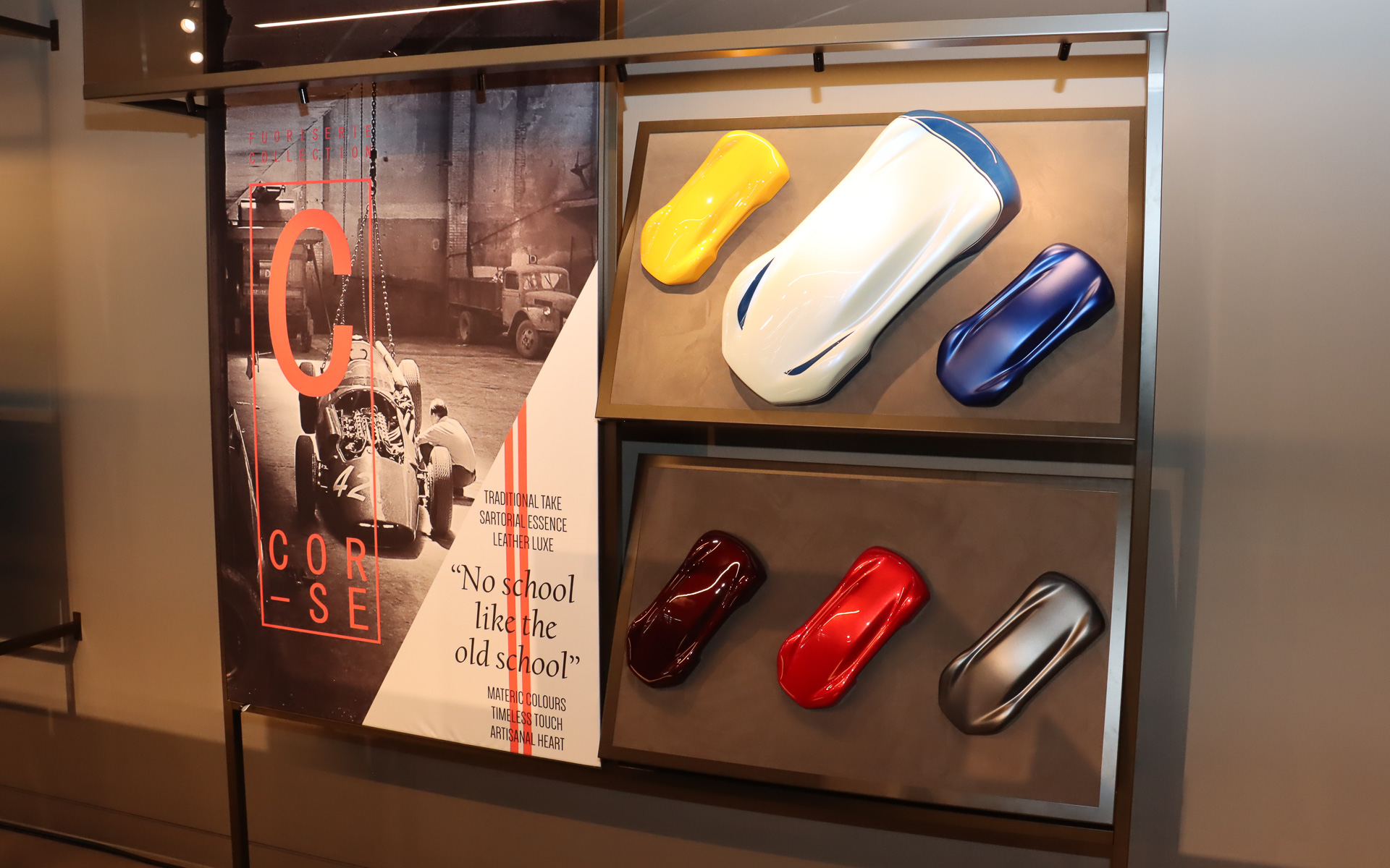 内外装で選択できるカラーリングや素材のサンプルを多数展示