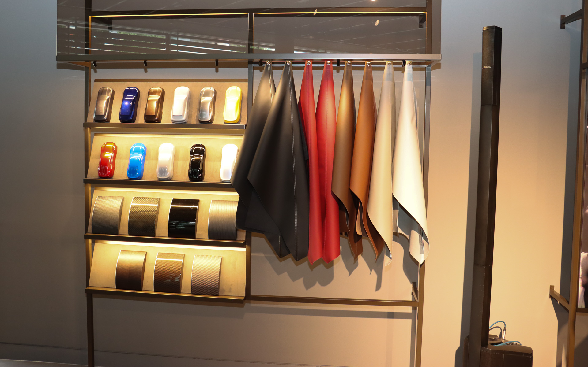 内外装で選択できるカラーリングや素材のサンプルを多数展示