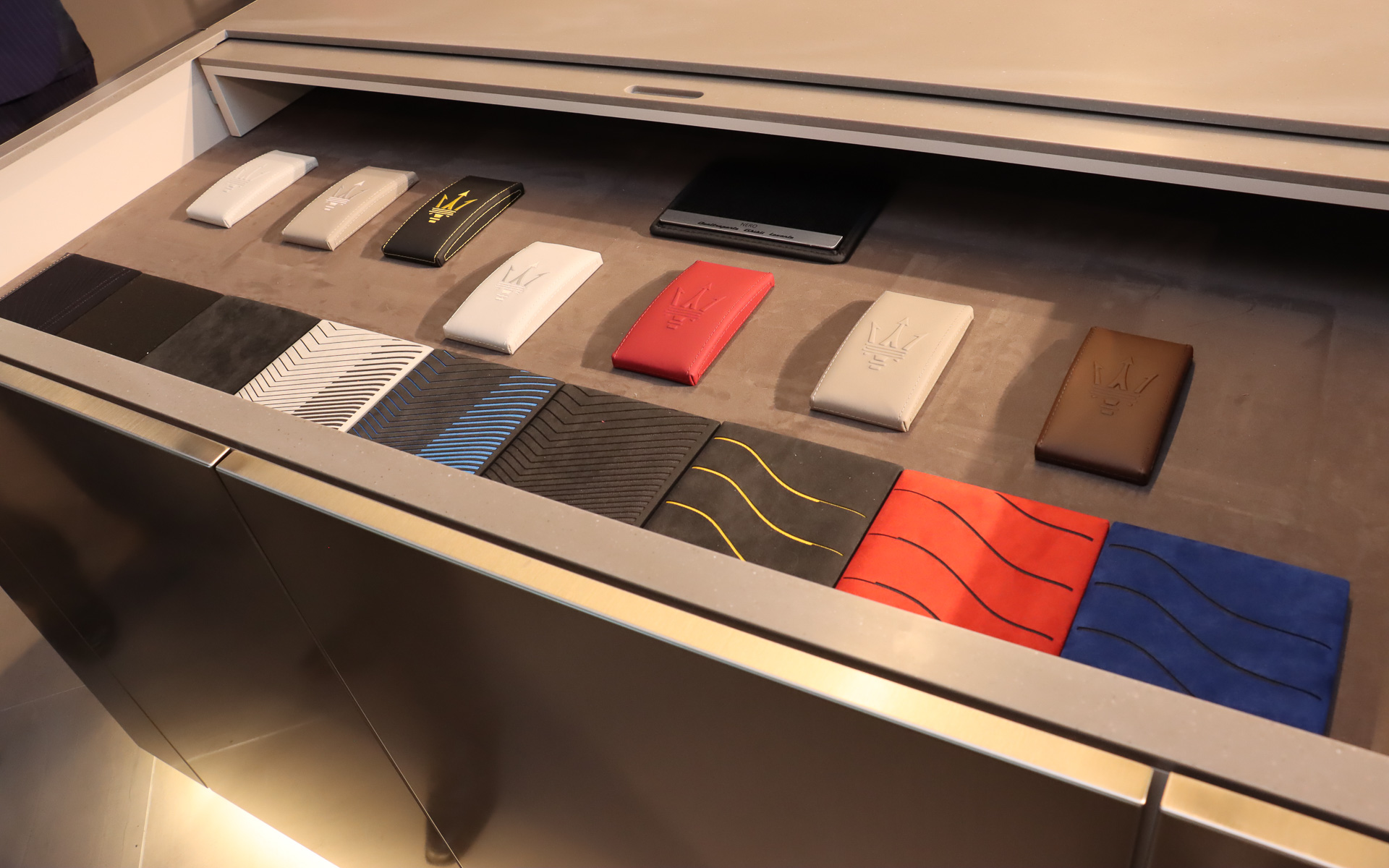 内外装で選択できるカラーリングや素材のサンプルを多数展示