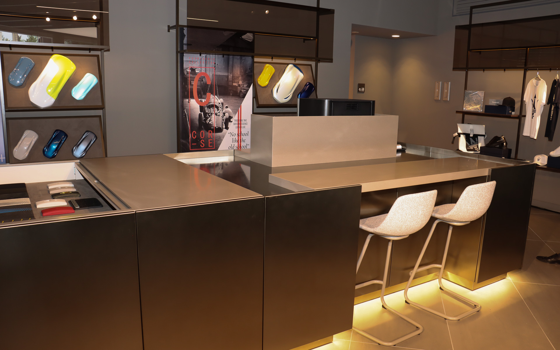 イタリアンスタイルのエスプレッソなどを提供するアイランドキッチンも用意している