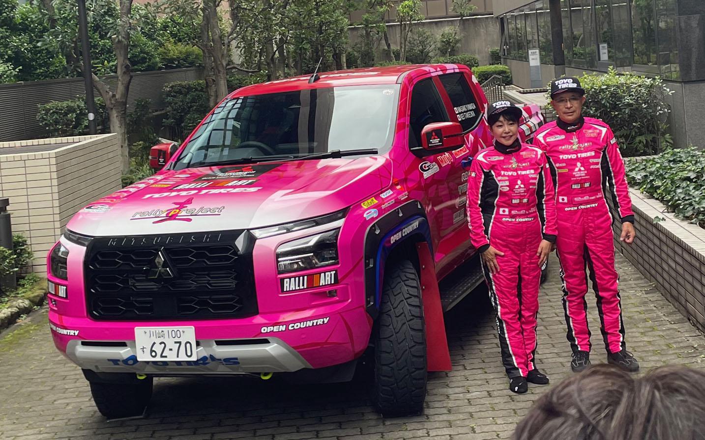 できたてのホヤホヤ、ピンクのトライトンはド迫力でした。ラリーカムイにはオープンクラス、XCRクラスを含めて80台近くのラリー車が集まる。クルーもピンクの竹岡圭/山田政樹組。落ちないように頑張れ！