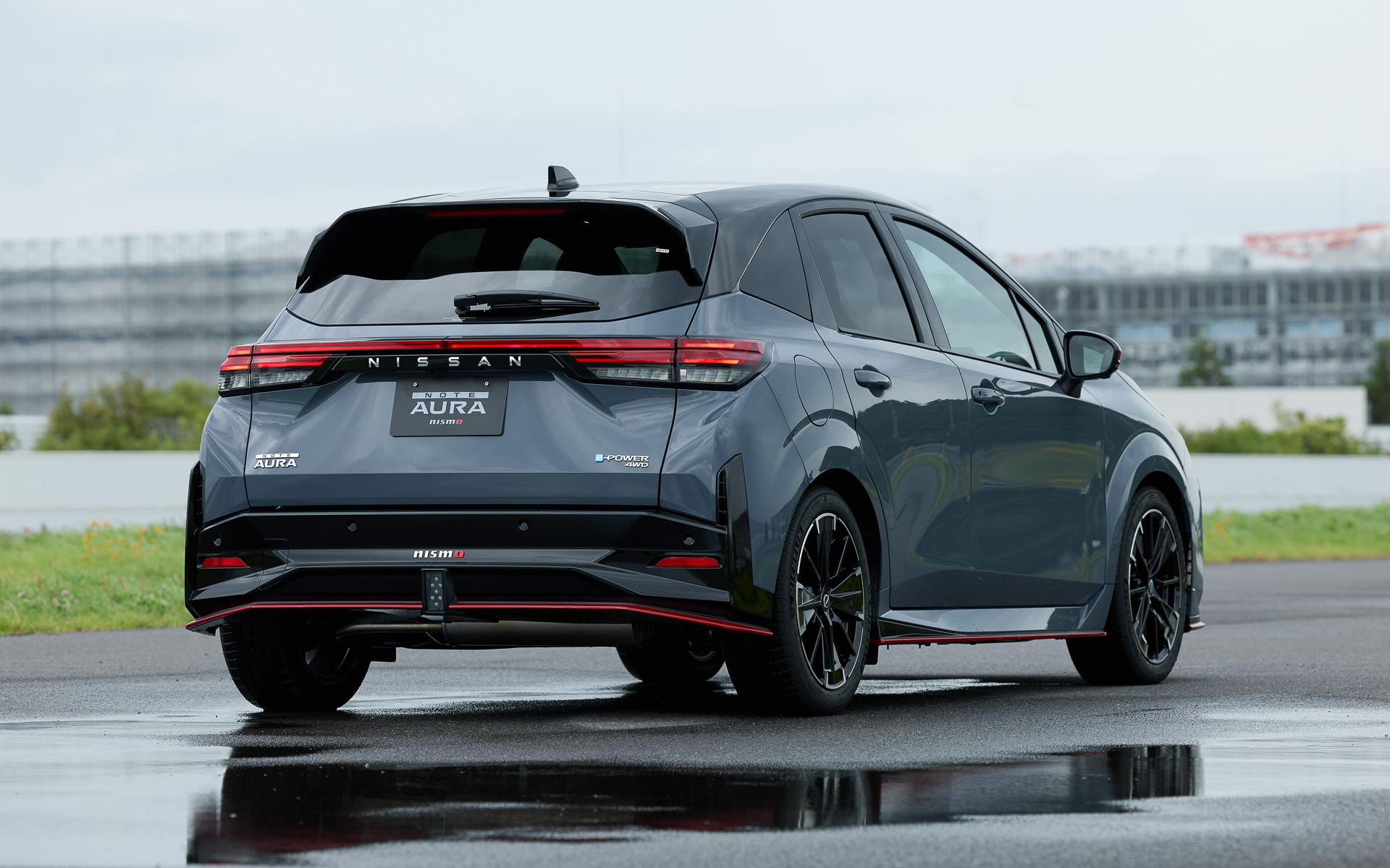 NISMO専用チューニングの「NISMO tuned e-POWER 4WD」を新設定。ボディサイズは2WD/4WDともに4120×1735×1505mm（全長×全幅×全高）、ホイールベースは2580mm。車両重量については2WDが1280kg、4WDが1390kg