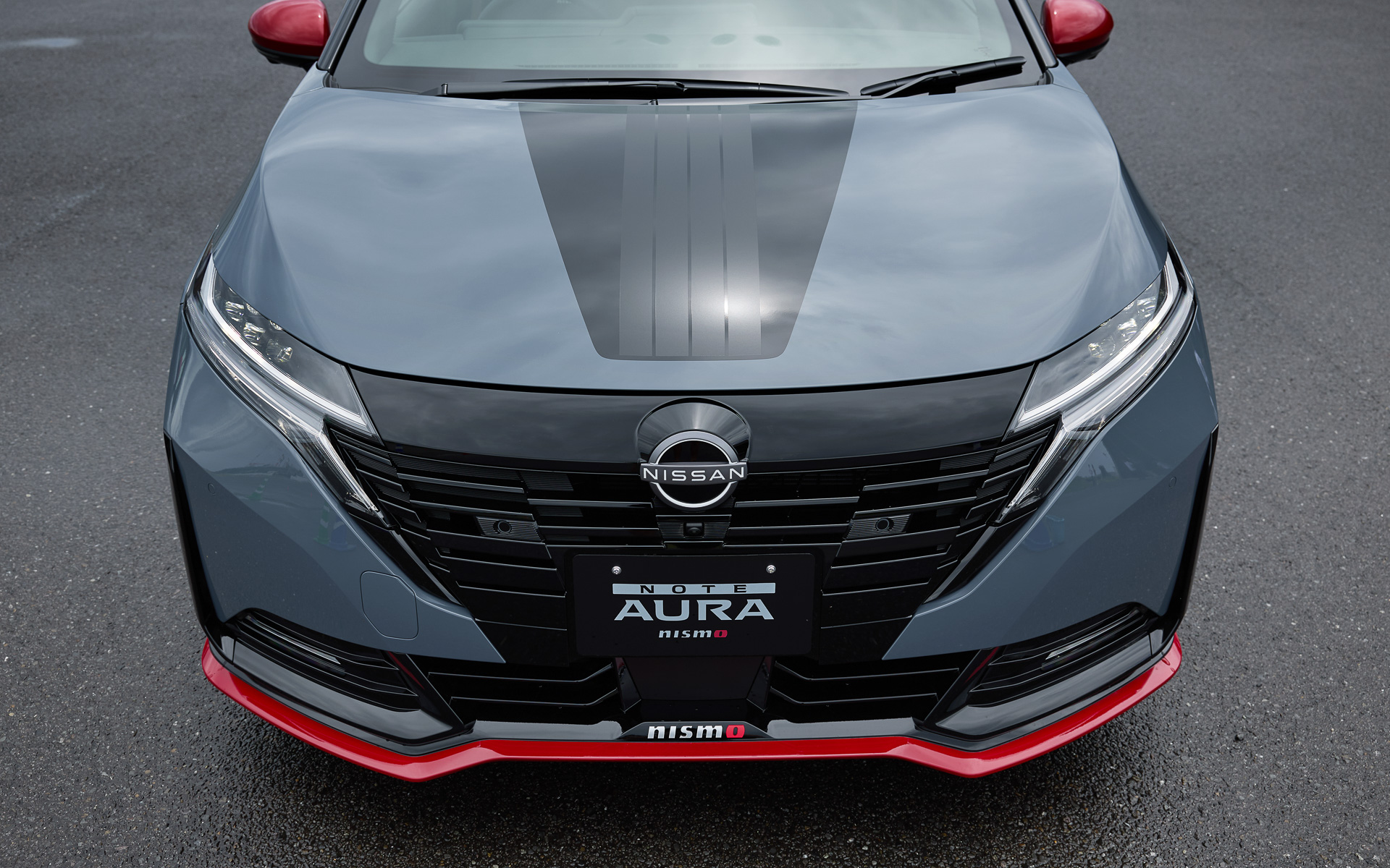 NISMO専用のフロントグリルは冷却性能と空気抵抗の低減を両立するフラッシュタイプのデザインを採用。フードデカールは2WD用、4WD用を用意（写真は4WD用）