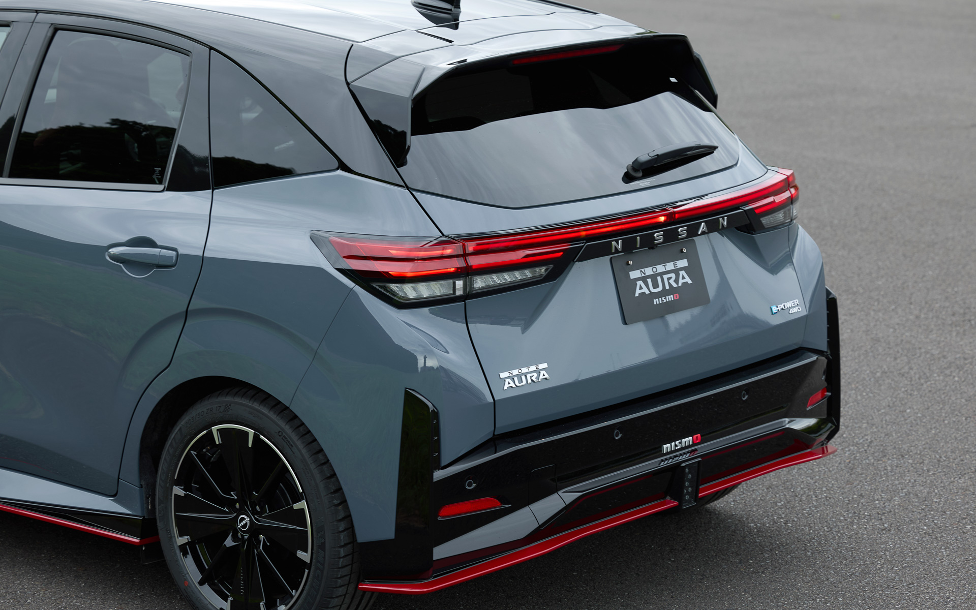 リアバンパーもNISMO専用デザインとし、両端部に配されたエアスプリッターはボディサイドからの風を理想的に剥離する
