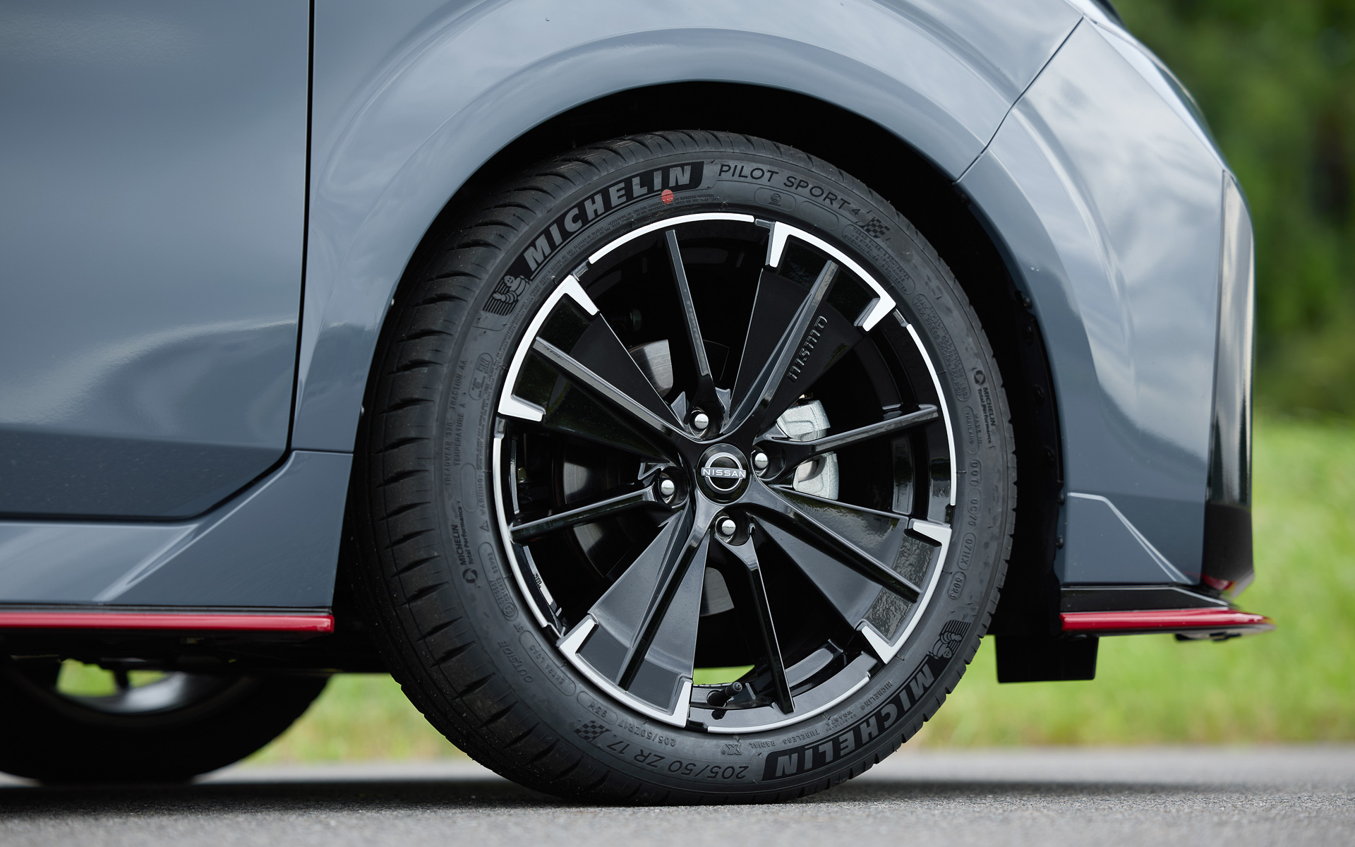 4WDモデルでは2WD用のホイールから12％軽量化されたエンケイ製17インチアルミホイールをセット。タイヤはミシュラン「パイロットスポーツ 4」（205/50ZR17）