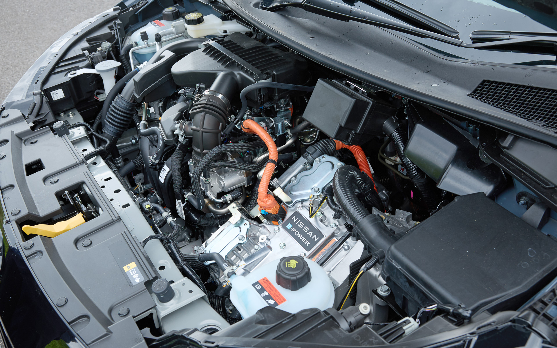 4WDモデルでは標準モデルに対してリアモーターの出力を50kW（68PS）から60kW（82PS）に、トルクを100Nmから150Nmに向上させるとともに、前後の駆動配分などの専用チューニングを実施