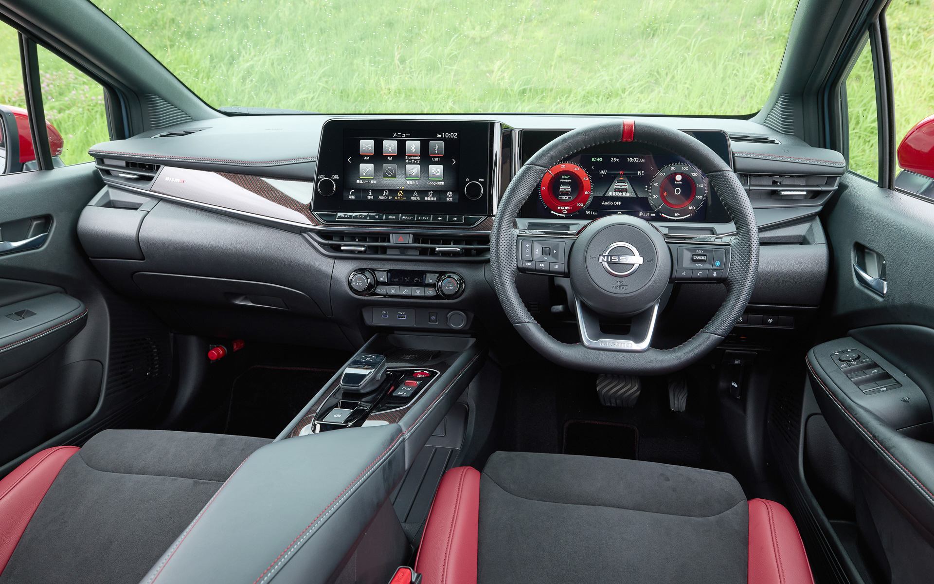 赤と黒を基調としたスポーティなインテリア