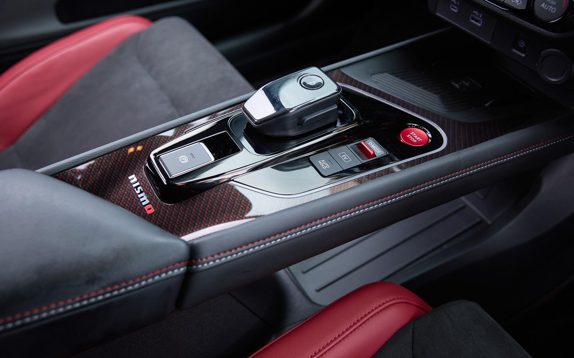 赤と黒を基調としたスポーティなインテリア