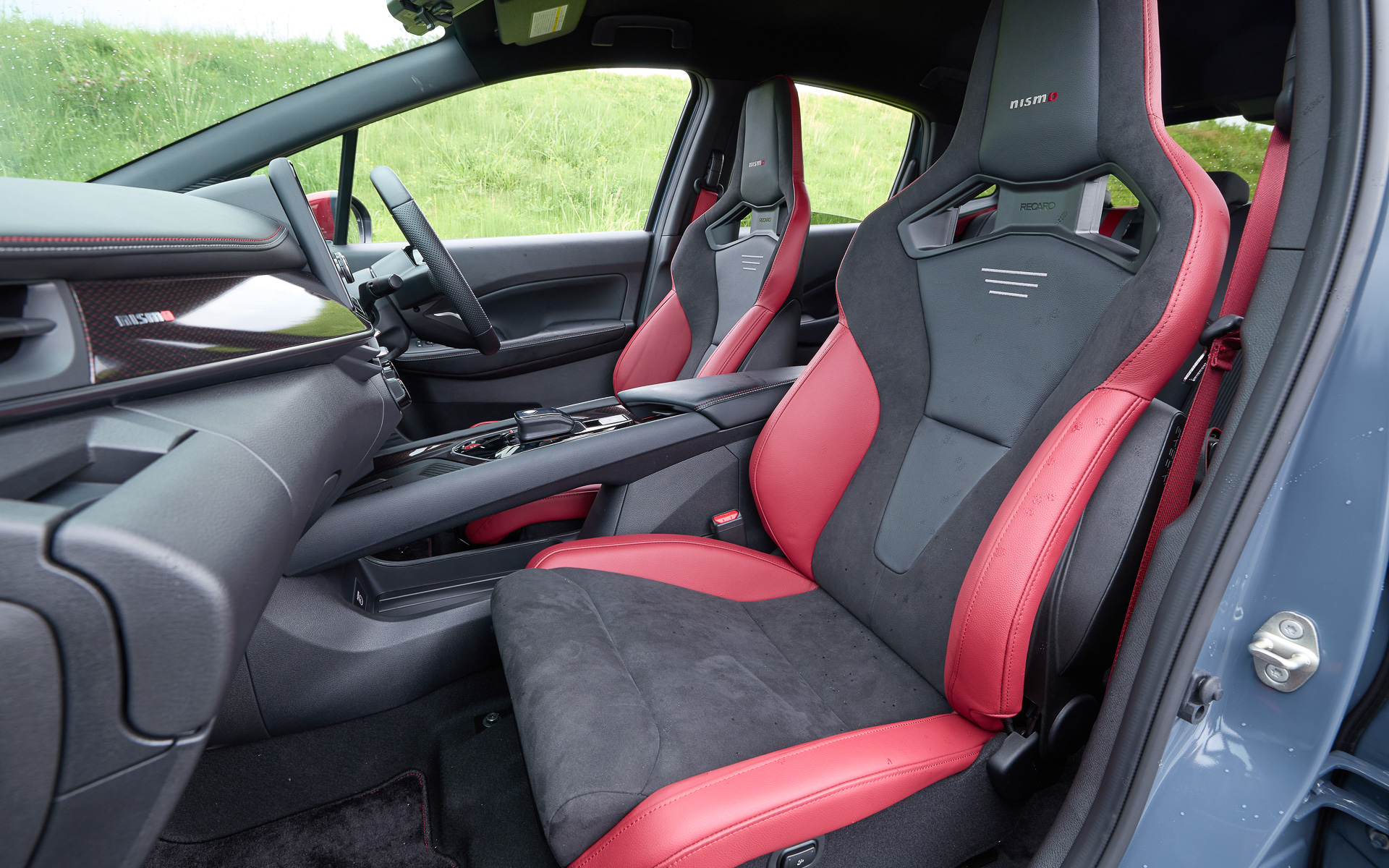 オプション設定の「NISMO専用チューニング RECAROスポーツシート」にはパワーリクライニング機能を搭載（両席）
