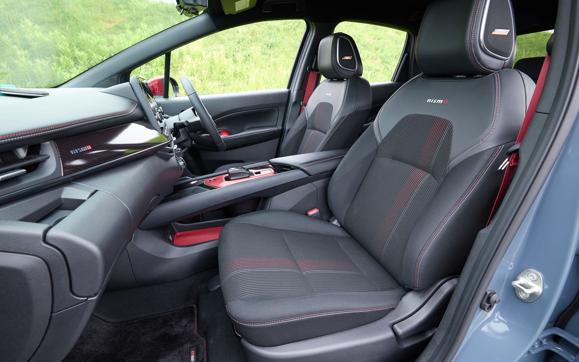 標準シートではパワーシートを標準装備（運転席）したほか、「BOSEパーソナルプラスサウンドシステム」を新たにオプション設定