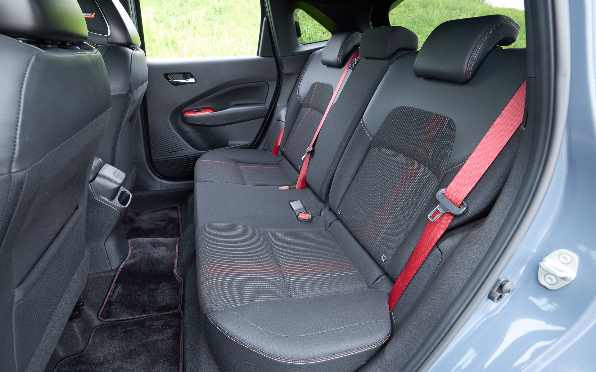 標準シートではパワーシートを標準装備（運転席）したほか、「BOSEパーソナルプラスサウンドシステム」を新たにオプション設定