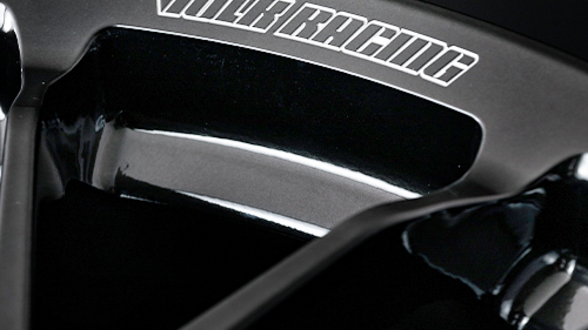 スポークとフランジをつなげることでより大きく見える工夫を凝らしている