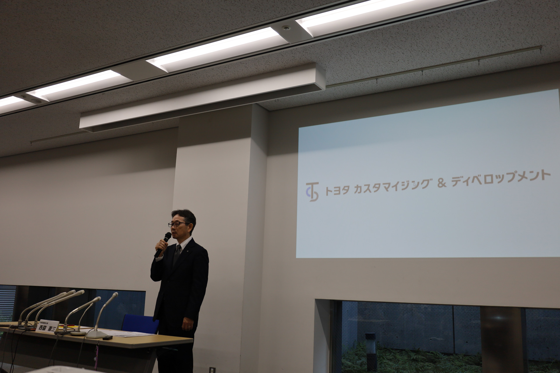 会見冒頭に謝罪する株式会社トヨタ カスタマイジング&ディベロップメント 代表取締役社長の西脇憲三氏