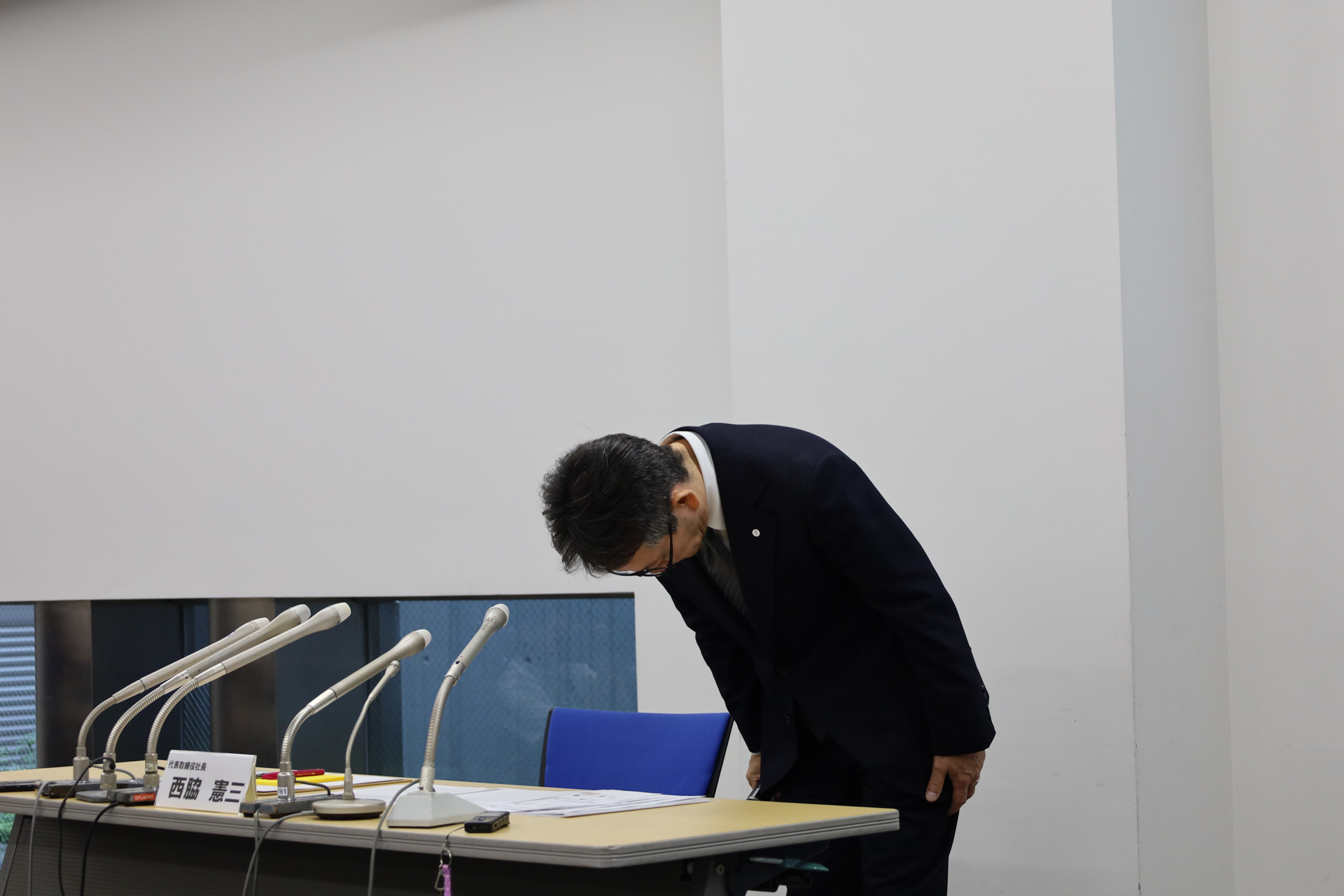 会見冒頭に謝罪する株式会社トヨタ カスタマイジング&ディベロップメント 代表取締役社長の西脇憲三氏