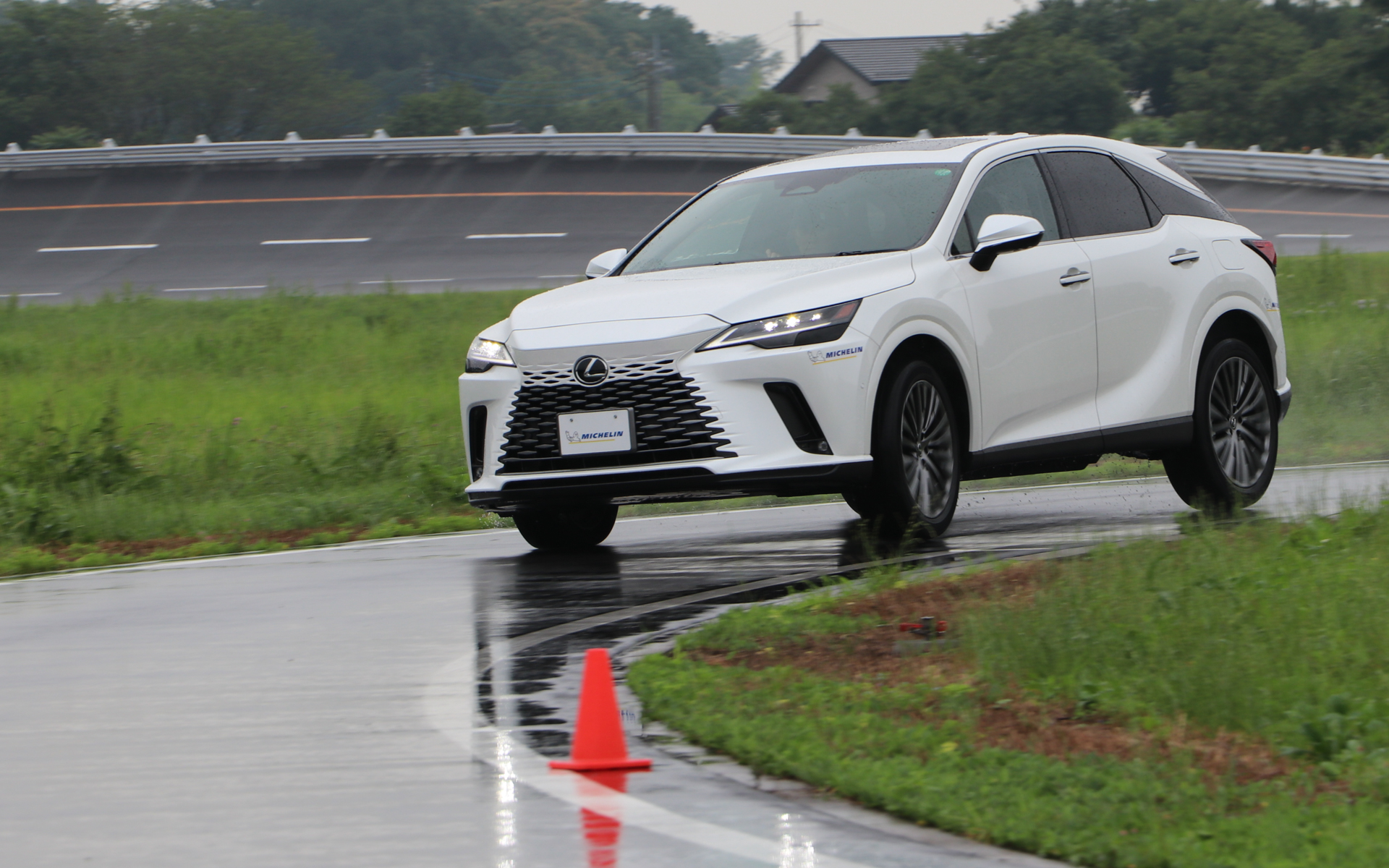 レクサス「RX350h」×パイロット スポーツ 4 SUV