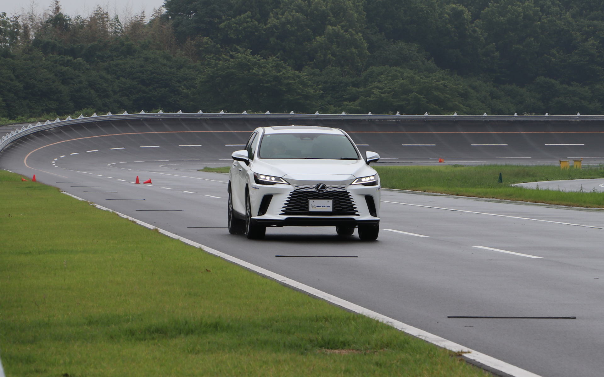 連続で路面に置かれたバンプを通過してショックの大きさを体感