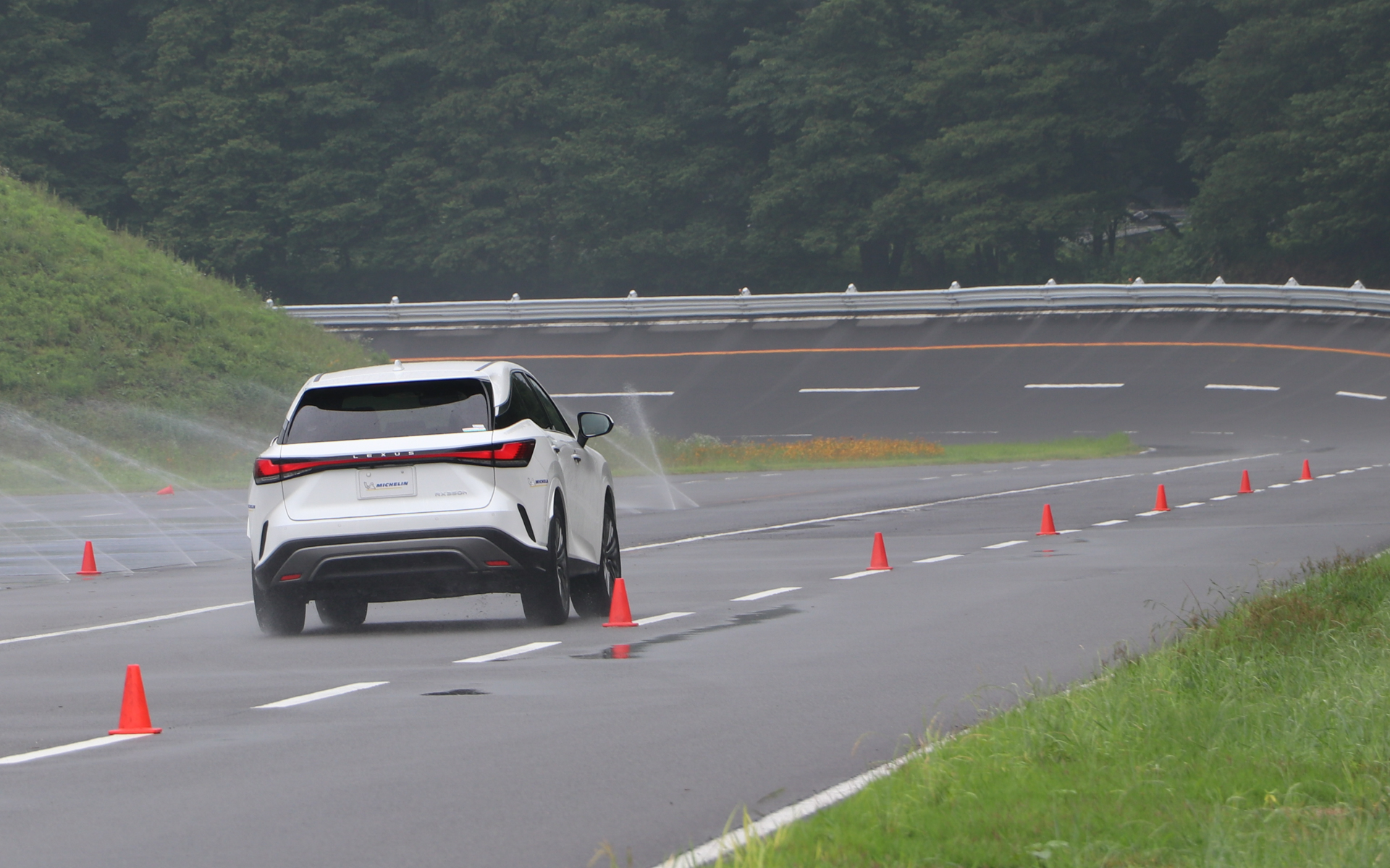 外周路にはWレーンチェンジのほかにスラロームも設けられていた