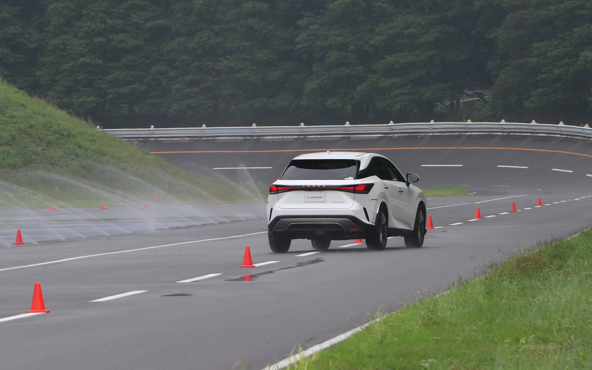 外周路にはWレーンチェンジのほかにスラロームも設けられていた