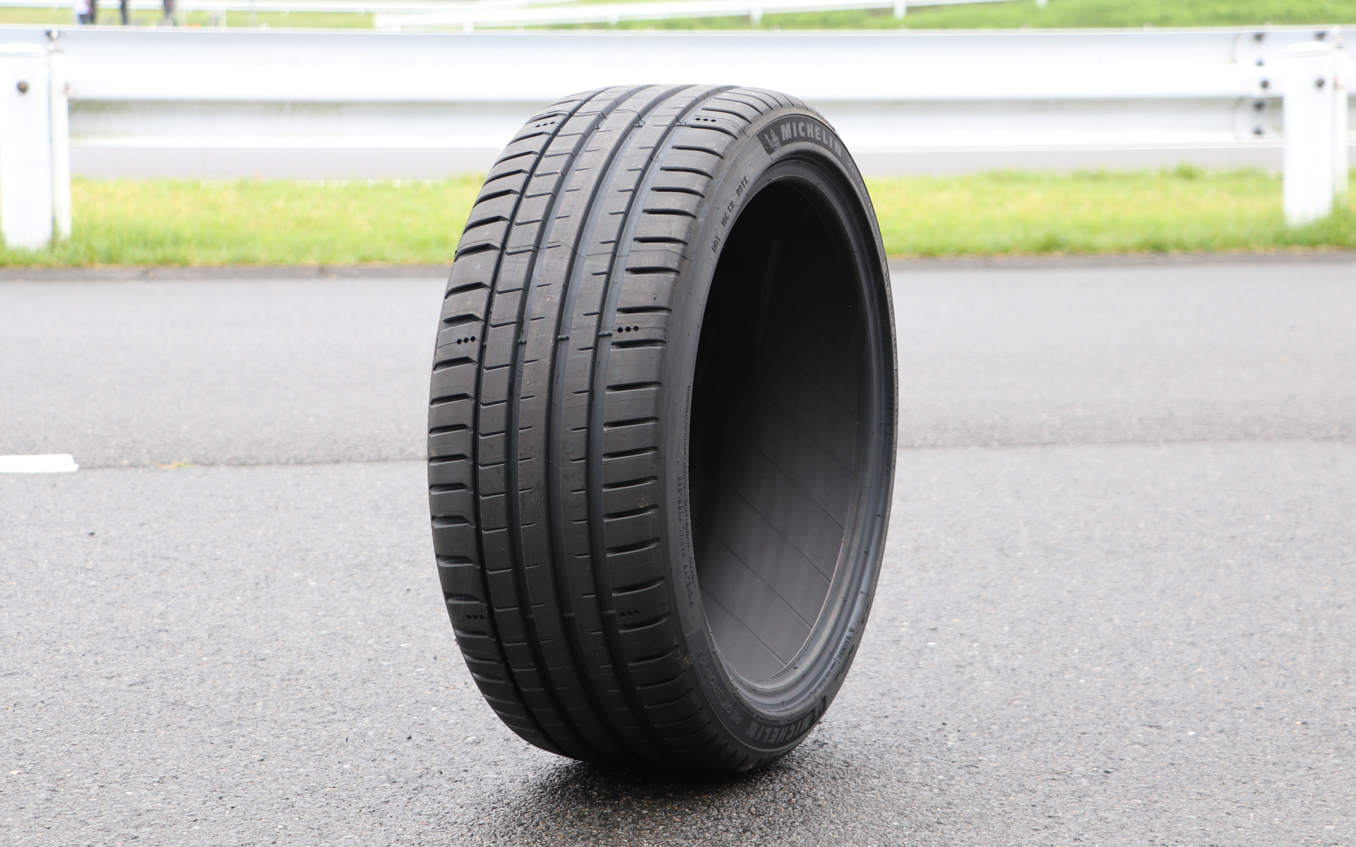 パイロット スポーツ 5は、意のままのハンドリングを実現するハイグリップスポーツタイヤだ