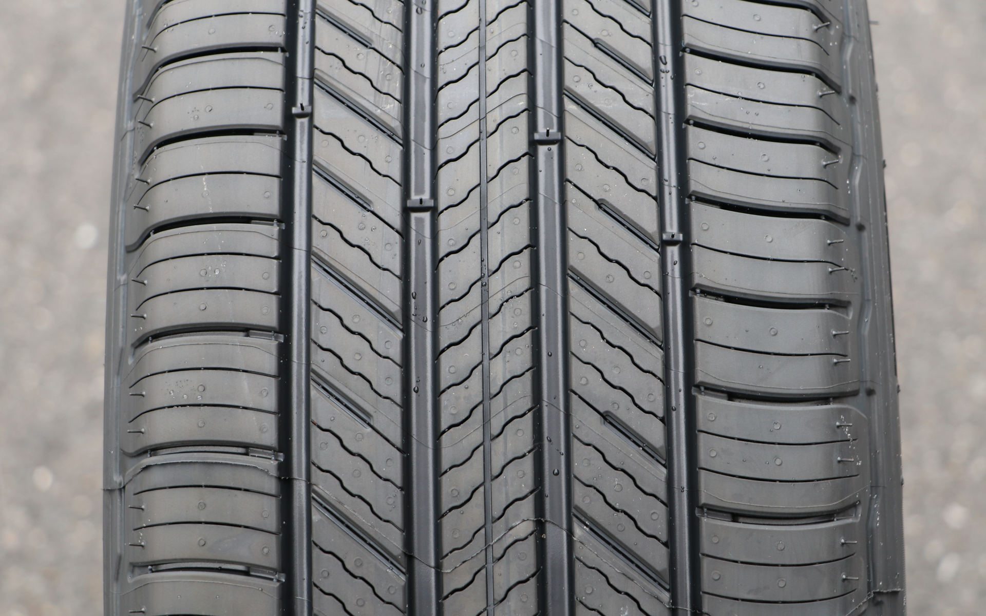 快適性と高速安定性を両立したプレミアムコンフォートSUVタイヤのプライマシー SUV＋