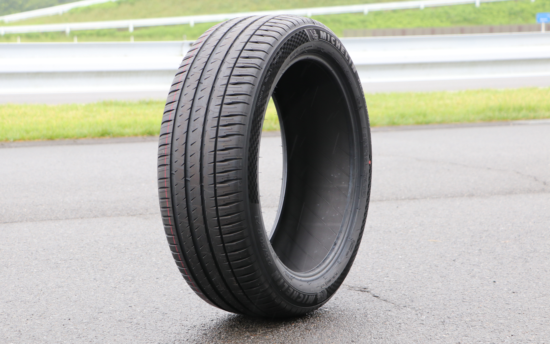 パイロット スポーツ 4 SUVは、快適性と強度のバランスに配慮したSUV専用設計で、ハイパワーSUVの安全性を高めるウェット＆ドライ性能を有している