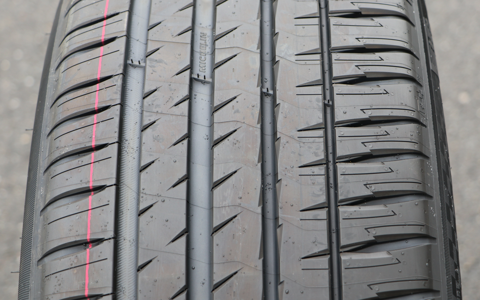 パイロット スポーツ 4 SUVは、快適性と強度のバランスに配慮したSUV専用設計で、ハイパワーSUVの安全性を高めるウェット＆ドライ性能を有している