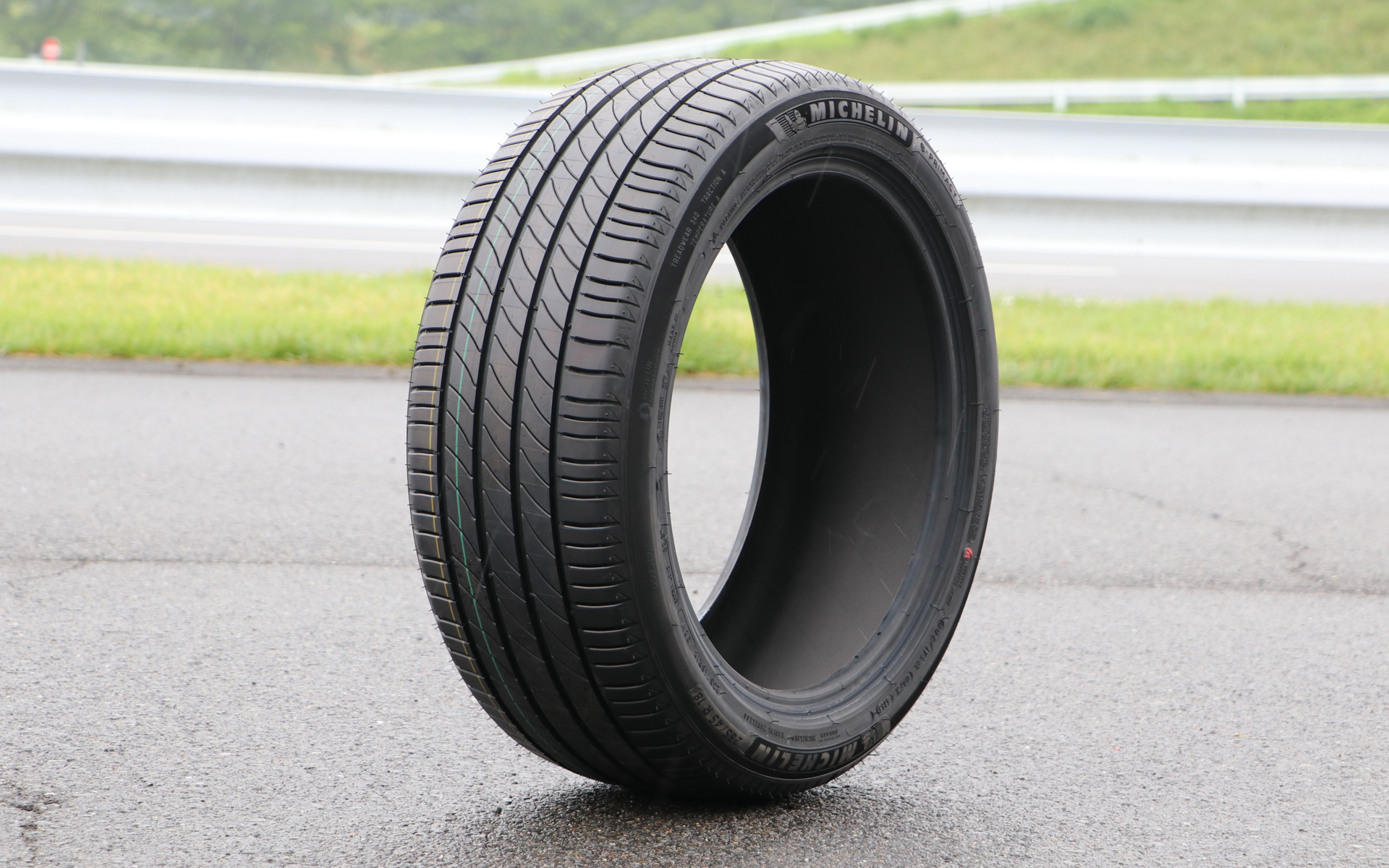 e-プライマシーはミシュラン史上最高の低燃費性能を誇るプレミアムコンフォートタイヤだ