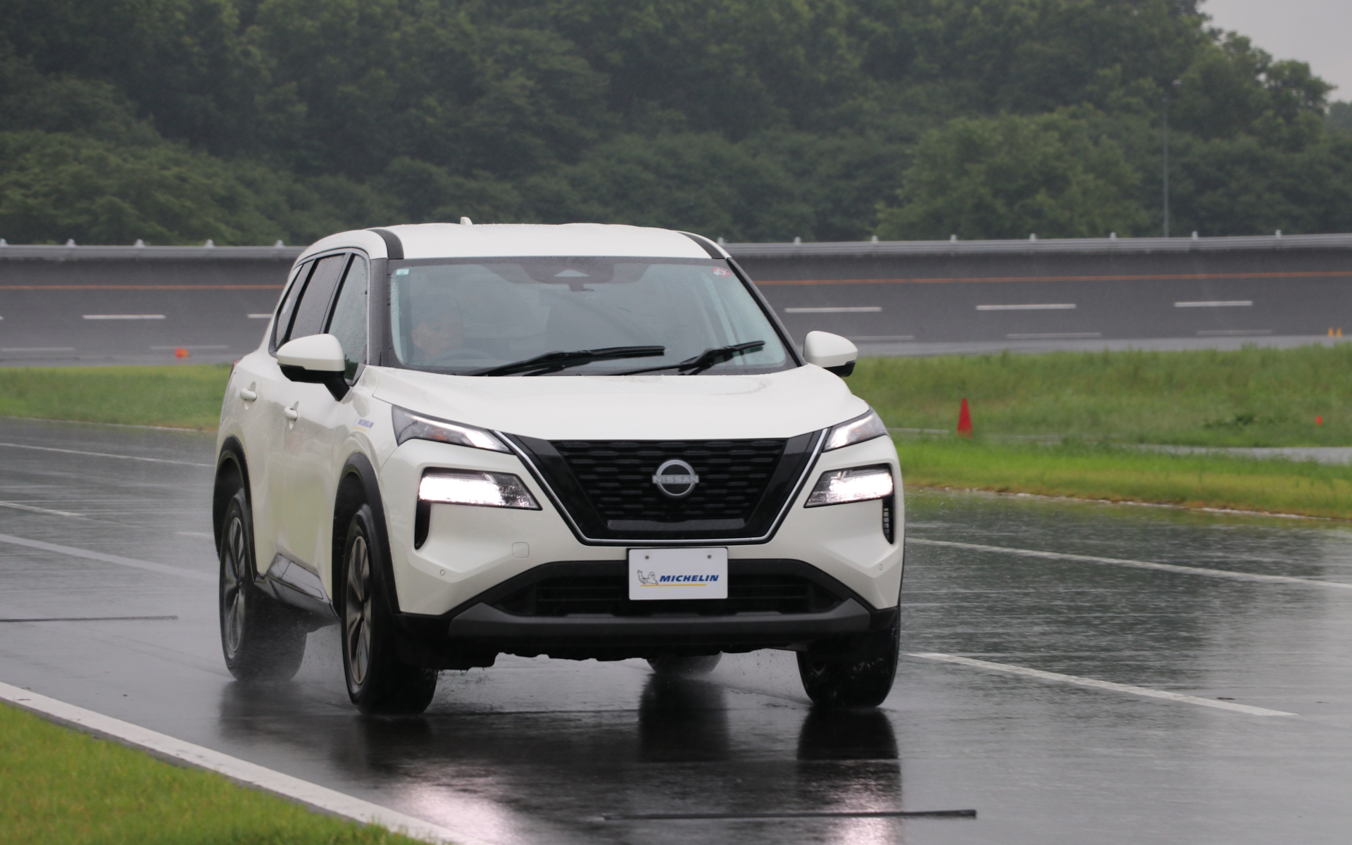 日産「エクストレイル」×プライマシー SUV＋